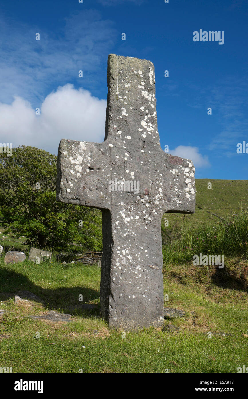 Antica croce di pietra, Kilmalkedar, penisola di Dingle, nella contea di Kerry, Irlanda Foto Stock