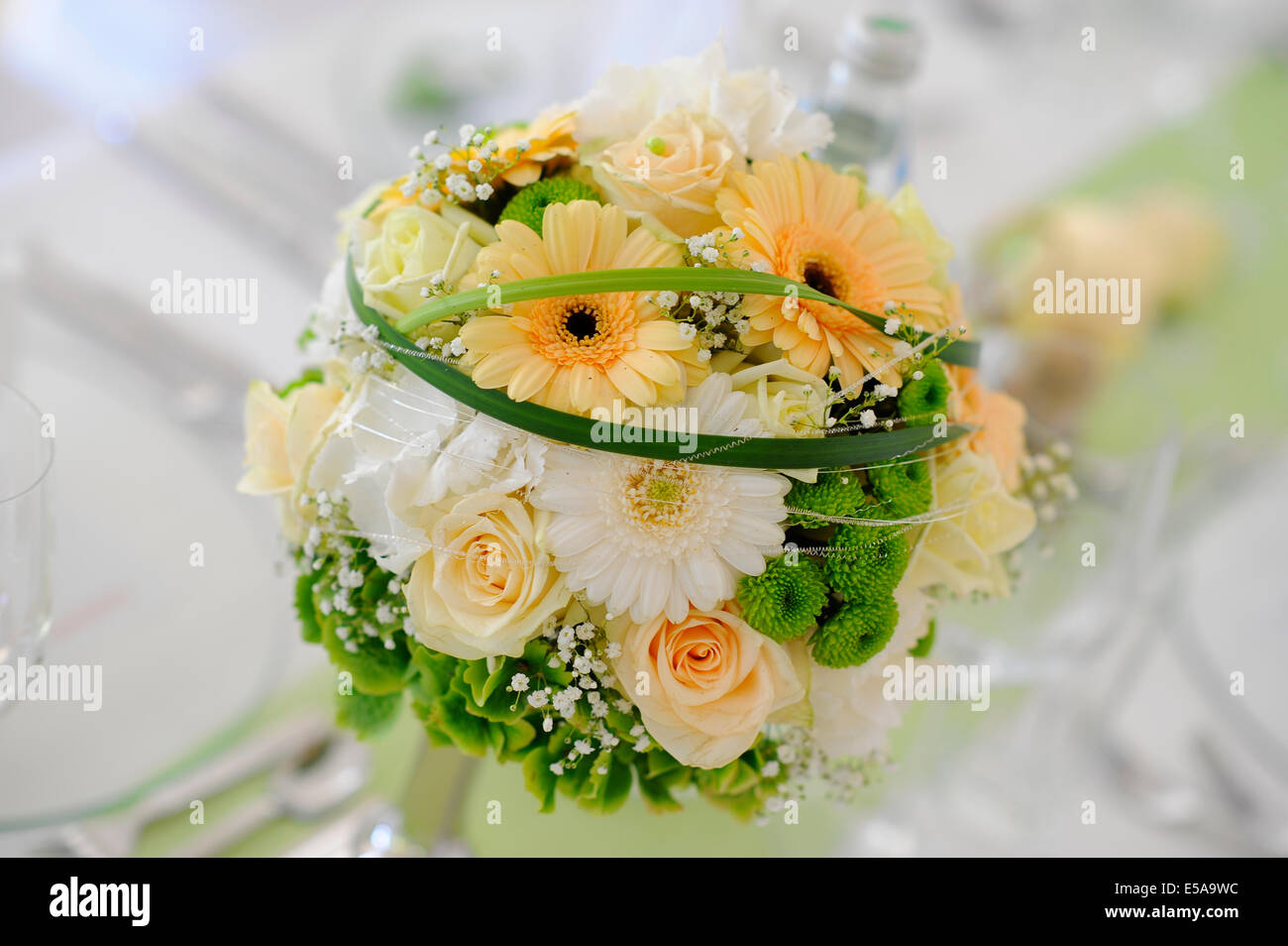 Decorazioni per la tavola di una tabella di nozze con bouquet di nozze Foto Stock