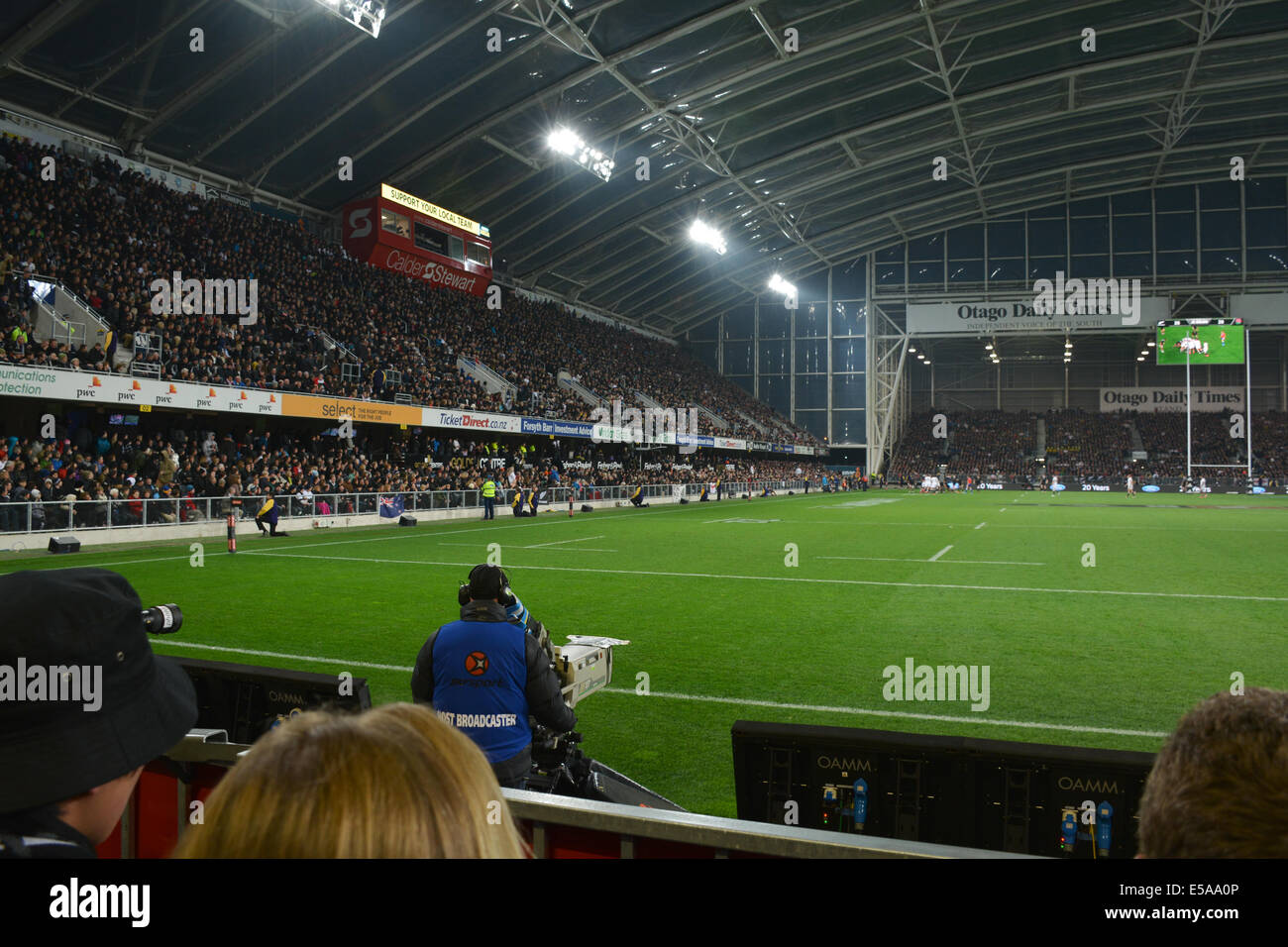 Vista interna del Forsyth Barr Stadium di Dunedin durante gli All Blacks vs Inghilterra rugby Game giocato a giugno 14, 2014 Foto Stock
