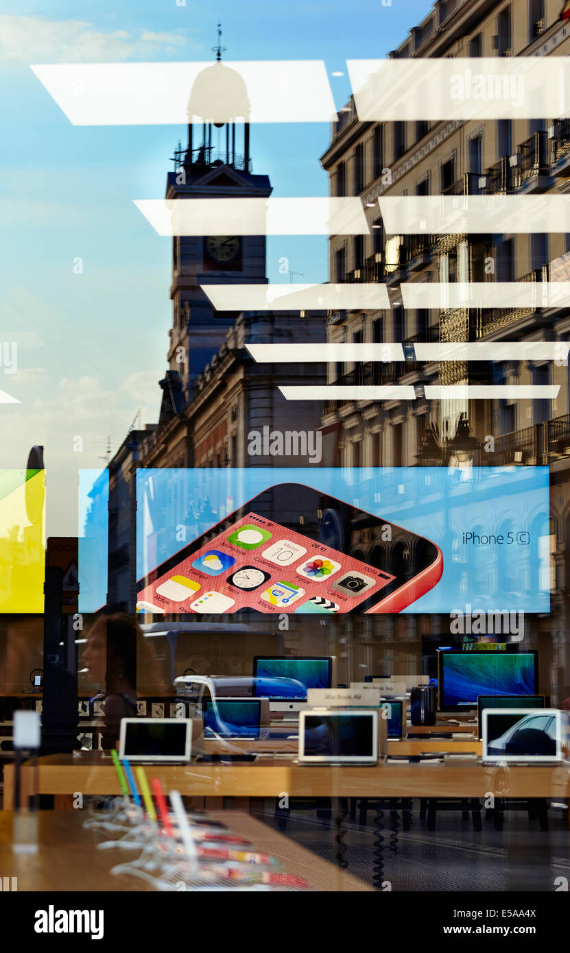 Nuovo Apple store riflessione a Puerta del Sol. Madrid. Spagna Foto Stock