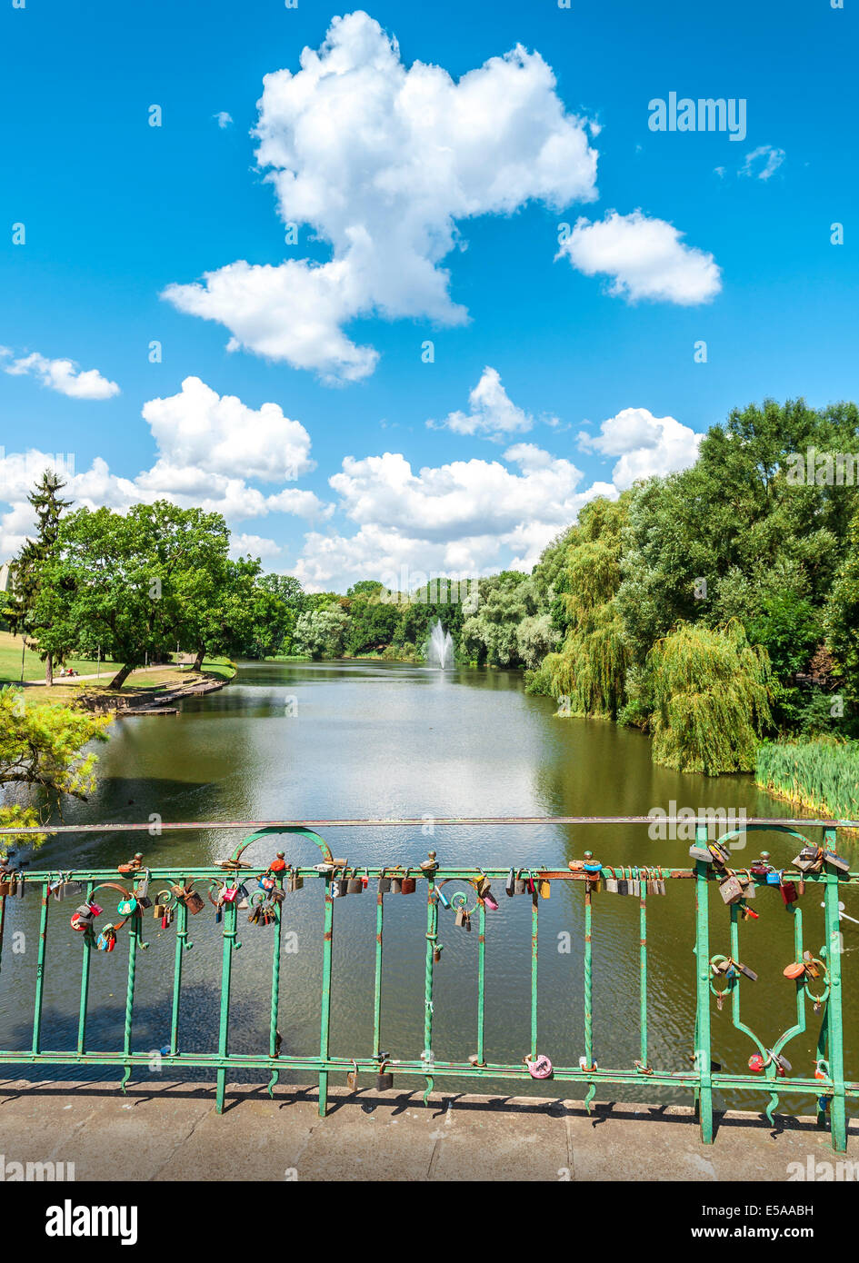 Ponte con lucchetti in park. Foto Stock