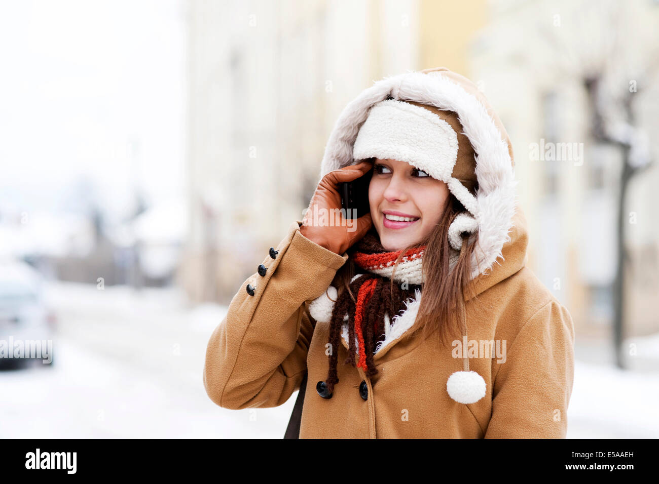 Giovane donna parlando al telefono. Debica, Polonia. Foto Stock