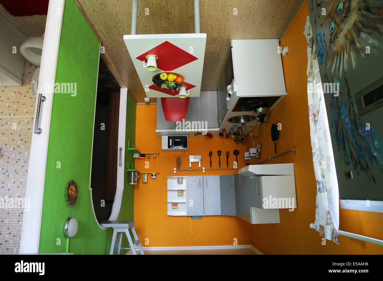 Luglio 25, 2014 - San Pietroburgo, Russia - San Pietroburgo, ha trasformato la casa. La proprietà è una casa, dove i visitatori possono camminare sul soffitto, guardare il mondo da una diversa angolazione, per fare alcune foto meravigliose. La casa dispone di numerose camere: soggiorno, camera dei bambini, camera da letto, cucina e bagno. Gli ospiti della casa rientrano in una nuova realtà. Mobili da pranzo, utensili, gli arredi sono capovolti. Varcare la soglia, non ha immediatamente utilizzati per ottenere l'insolito entourage: il pavimento diventa il soffitto e il letto e lampade appese in aria. I primi secondi sembra che eva Foto Stock