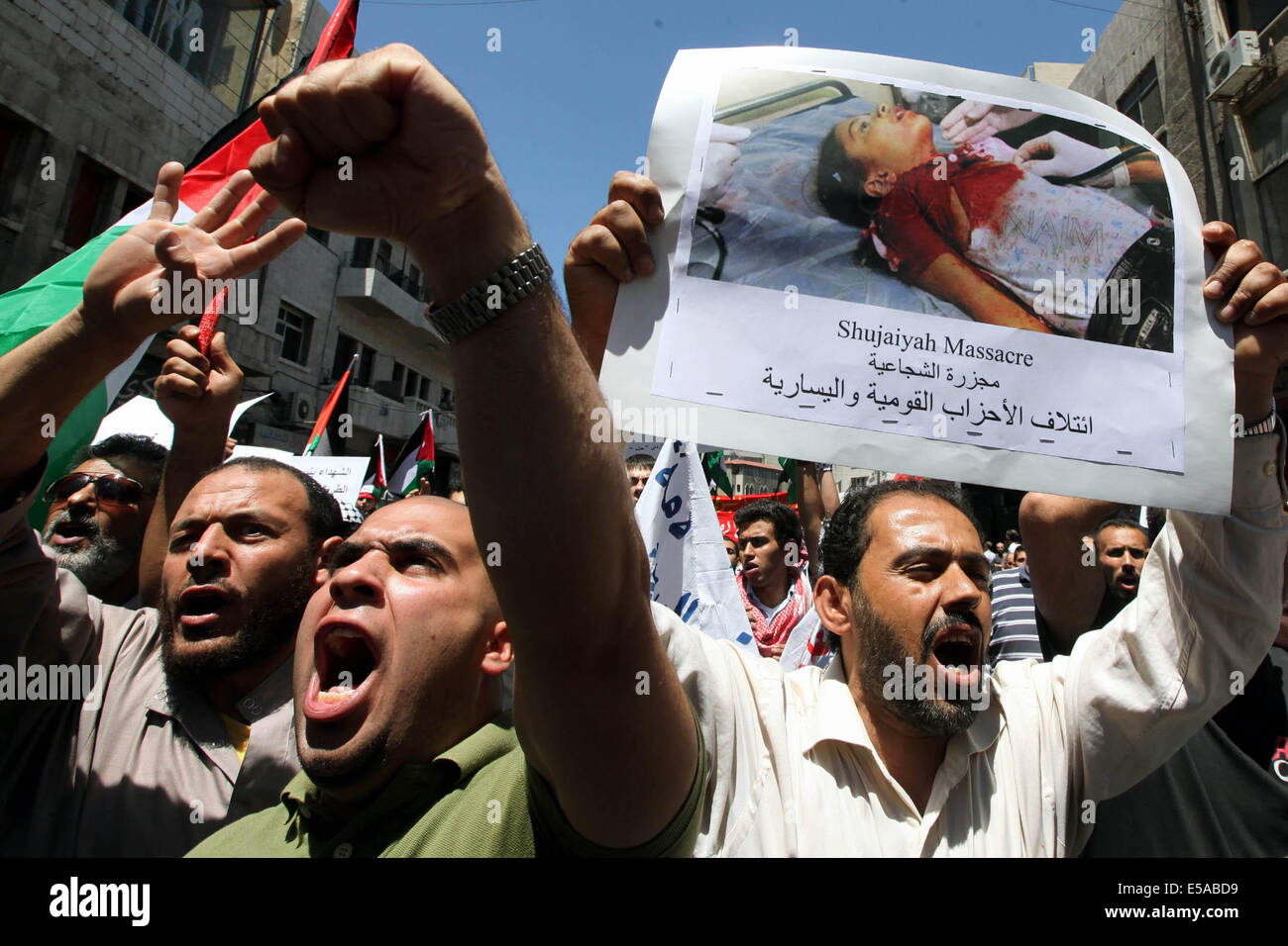 Amman, Giordania. Xxv Luglio, 2014. La gente del luogo gridare slogan durante una manifestazione di protesta contro le incursioni aeree israeliane su Gaza, nella parte anteriore della moschea Al-Husseini nel centro di Amman, Giordania, luglio 25, 2014. Credito: Mohammad Abu Ghosh/Xinhua/Alamy Live News Foto Stock