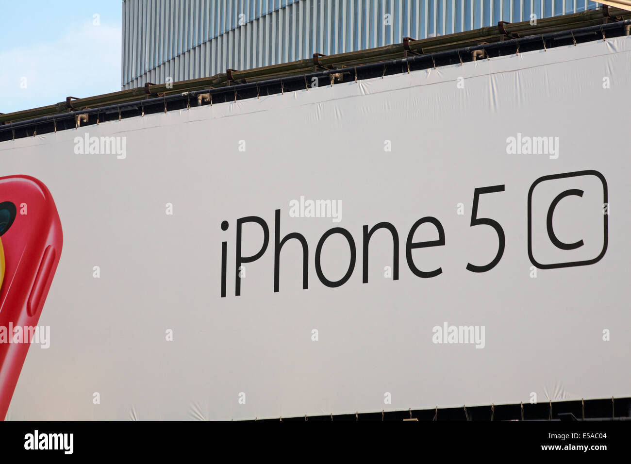 Dettagli su iPhone 5C iPhone5C sul cartellone pubblicitario a Londra nel Regno Unito a luglio Foto Stock