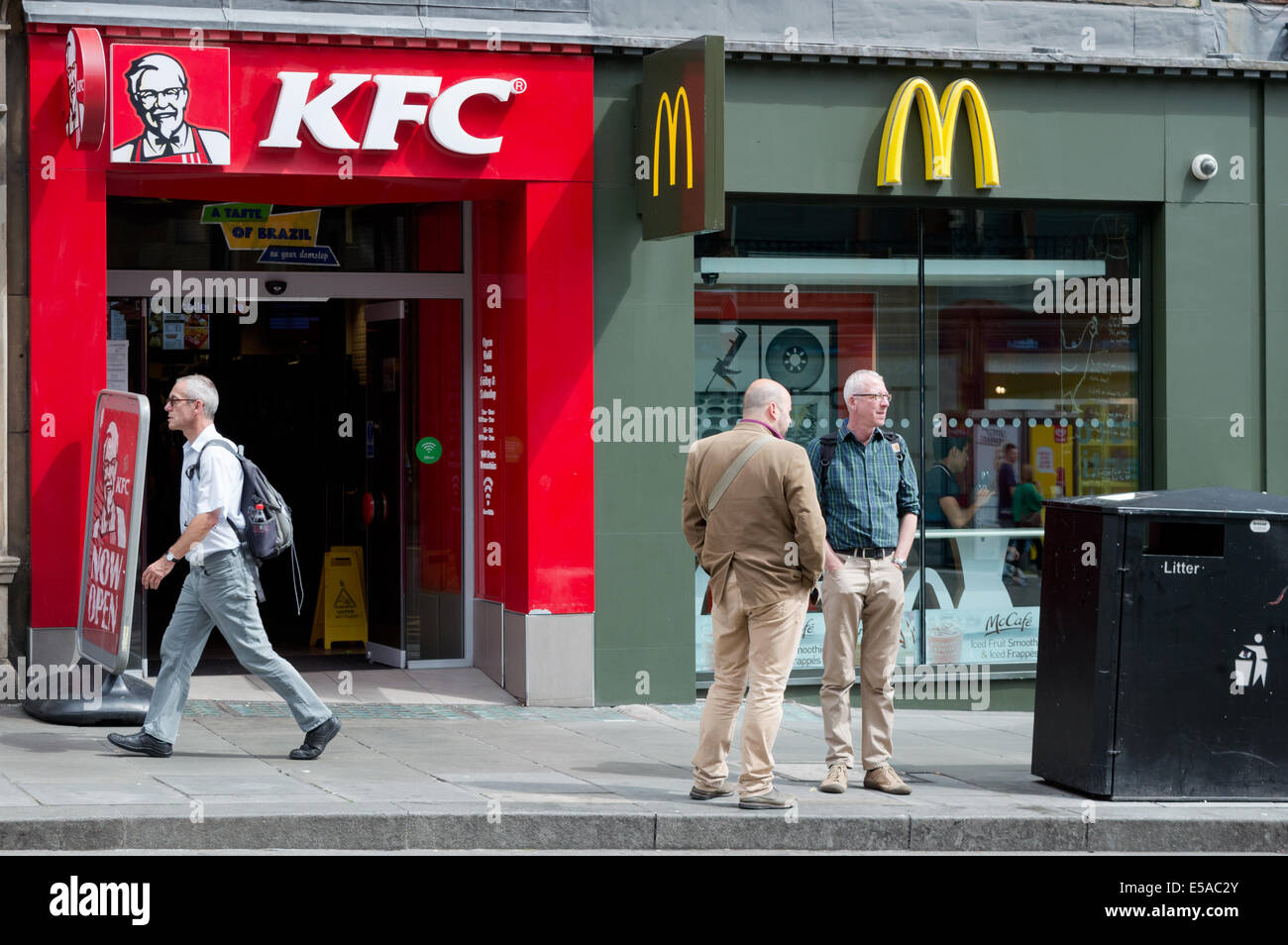 KFC e McDonald's su St Andrew Street, Edimburgo, Scozia Foto Stock