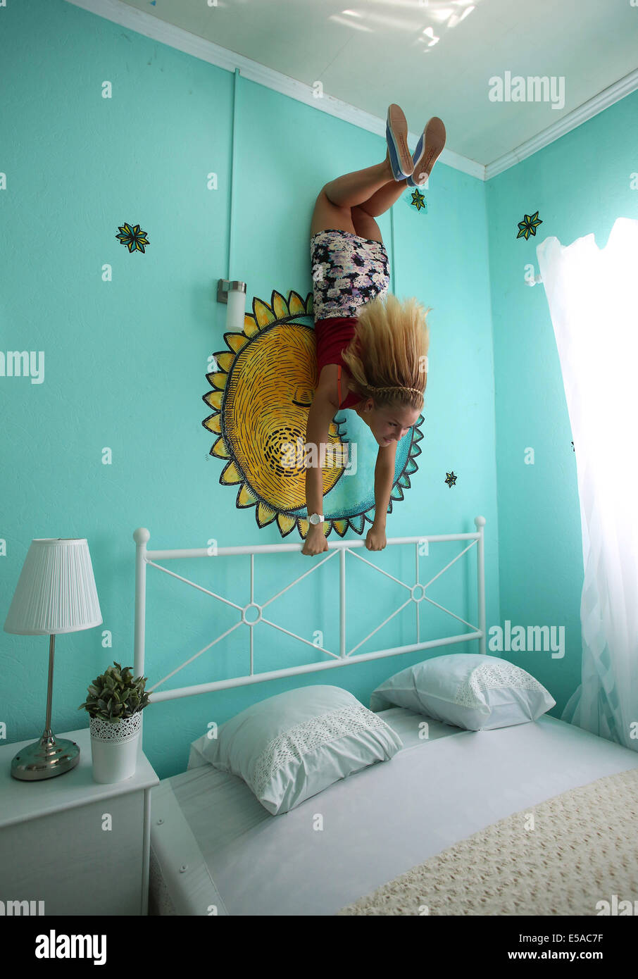 San Pietroburgo, Russia. Xxv Luglio, 2014. A San Pietroburgo, ha trasformato la casa. La proprietà è una casa, dove i visitatori possono camminare sul soffitto, guardare il mondo da una diversa angolazione, per fare alcune foto meravigliose. La casa dispone di numerose camere: soggiorno, camera dei bambini, camera da letto, cucina e bagno. Gli ospiti della casa rientrano in una nuova realtà. Mobili da pranzo, utensili, gli arredi sono capovolti. Varcare la soglia, non ha immediatamente utilizzati per ottenere l'insolito entourage: il pavimento diventa il soffitto e il letto e lampade appese in aria. Credito: ZUMA Press, Inc./Alamy Live ne Foto Stock