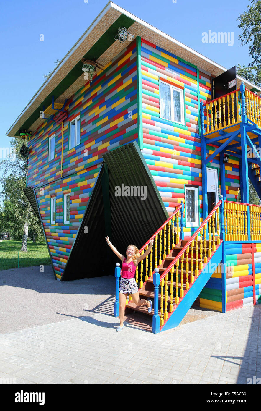 San Pietroburgo, Russia. Xxv Luglio, 2014. A San Pietroburgo, ha trasformato la casa. La proprietà è una casa, dove i visitatori possono camminare sul soffitto, guardare il mondo da una diversa angolazione, per fare alcune foto meravigliose. La casa dispone di numerose camere: soggiorno, camera dei bambini, camera da letto, cucina e bagno. Gli ospiti della casa rientrano in una nuova realtà. Mobili da pranzo, utensili, gli arredi sono capovolti. Varcare la soglia, non ha immediatamente utilizzati per ottenere l'insolito entourage: il pavimento diventa il soffitto e il letto e lampade appese in aria. Credito: ZUMA Press, Inc./Alamy Live ne Foto Stock