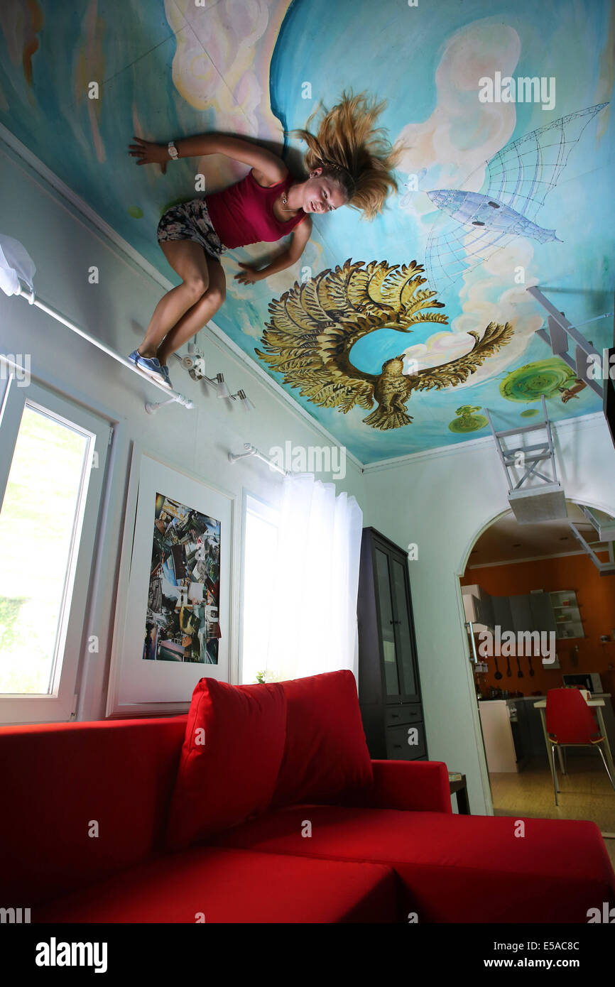 San Pietroburgo, Russia. Xxv Luglio, 2014. A San Pietroburgo, ha trasformato la casa. La proprietà è una casa, dove i visitatori possono camminare sul soffitto, guardare il mondo da una diversa angolazione, per fare alcune foto meravigliose. La casa dispone di numerose camere: soggiorno, camera dei bambini, camera da letto, cucina e bagno. Gli ospiti della casa rientrano in una nuova realtà. Mobili da pranzo, utensili, gli arredi sono capovolti. Varcare la soglia, non ha immediatamente utilizzati per ottenere l'insolito entourage: il pavimento diventa il soffitto e il letto e lampade appese in aria. Credito: ZUMA Press, Inc./Alamy Live ne Foto Stock