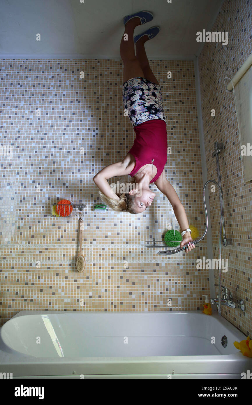 San Pietroburgo, Russia. Xxv Luglio, 2014. A San Pietroburgo, ha trasformato la casa. La proprietà è una casa, dove i visitatori possono camminare sul soffitto, guardare il mondo da una diversa angolazione, per fare alcune foto meravigliose. La casa dispone di numerose camere: soggiorno, camera dei bambini, camera da letto, cucina e bagno. Gli ospiti della casa rientrano in una nuova realtà. Mobili da pranzo, utensili, gli arredi sono capovolti. Varcare la soglia, non ha immediatamente utilizzati per ottenere l'insolito entourage: il pavimento diventa il soffitto e il letto e lampade appese in aria. Credito: ZUMA Press, Inc./Alamy Live ne Foto Stock