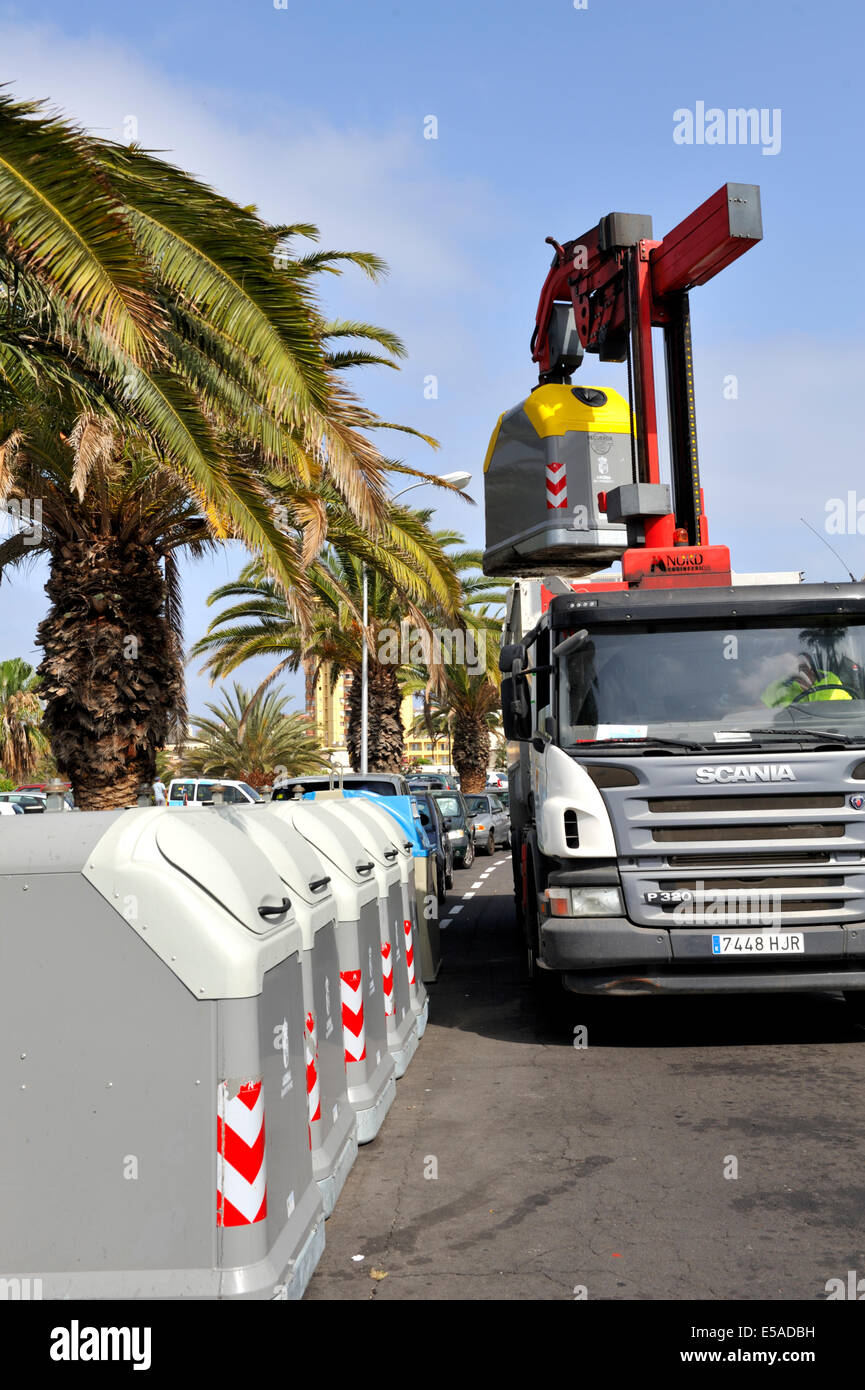 Gestione automatizzata sistema per rifiuti e cassonetti per il riciclaggio Serrature conducente su bin, solleva, oscillando sul suo autocarro Foto Stock