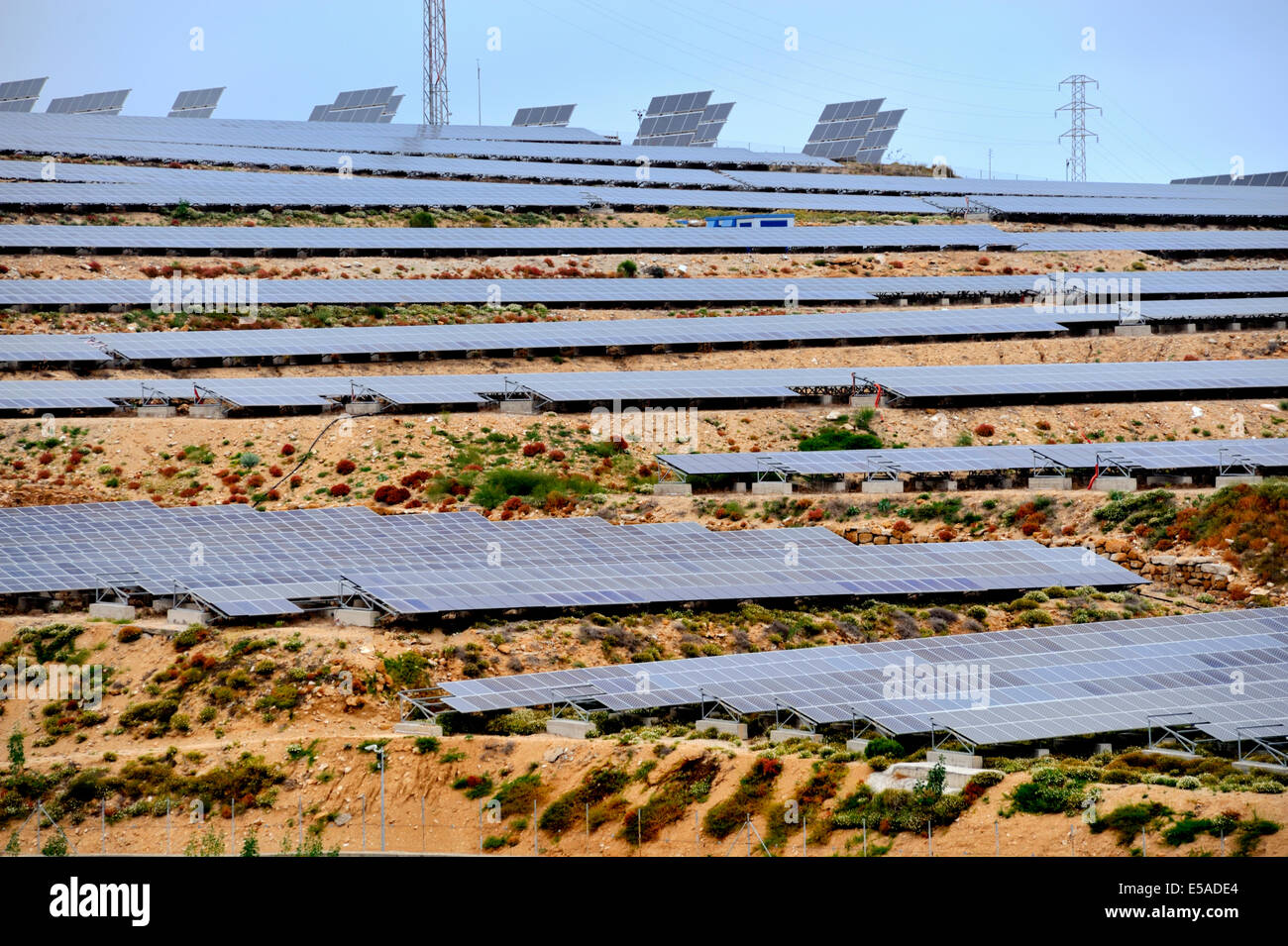 Il solare fotovoltaico per la produzione di energia elettrica, agriturismo vicino a Villa de Arico, Tenerife sud Foto Stock