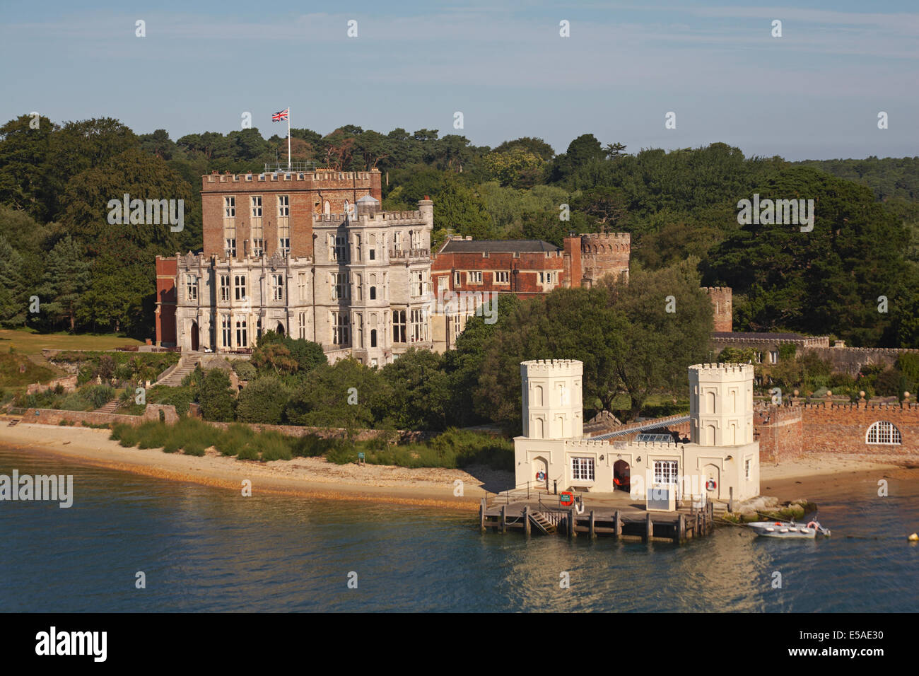 Brownsea Island Castle e motivi presi dal passaggio traghetto a luglio Foto Stock