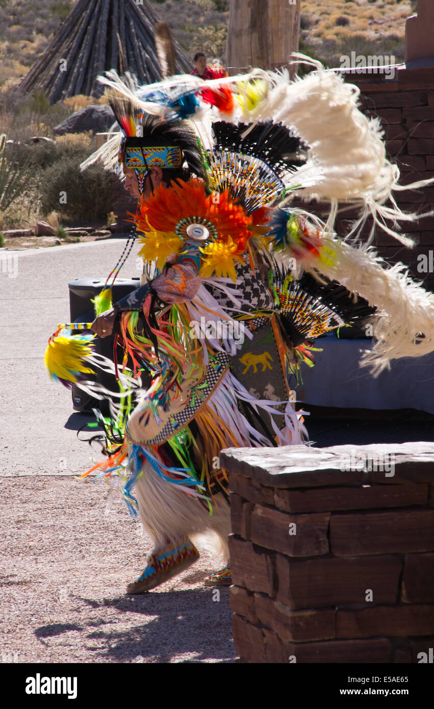 Hualapai Native American Dancing in abito tradizionale Foto Stock