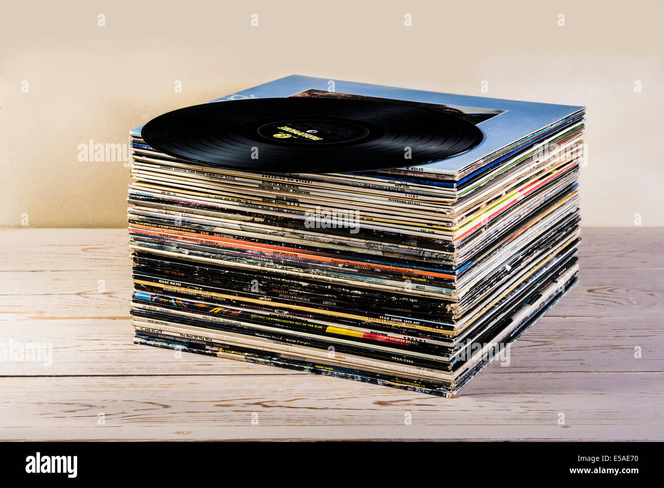 Pila di vecchi lungo la riproduzione di registrazioni di album. Foto Stock