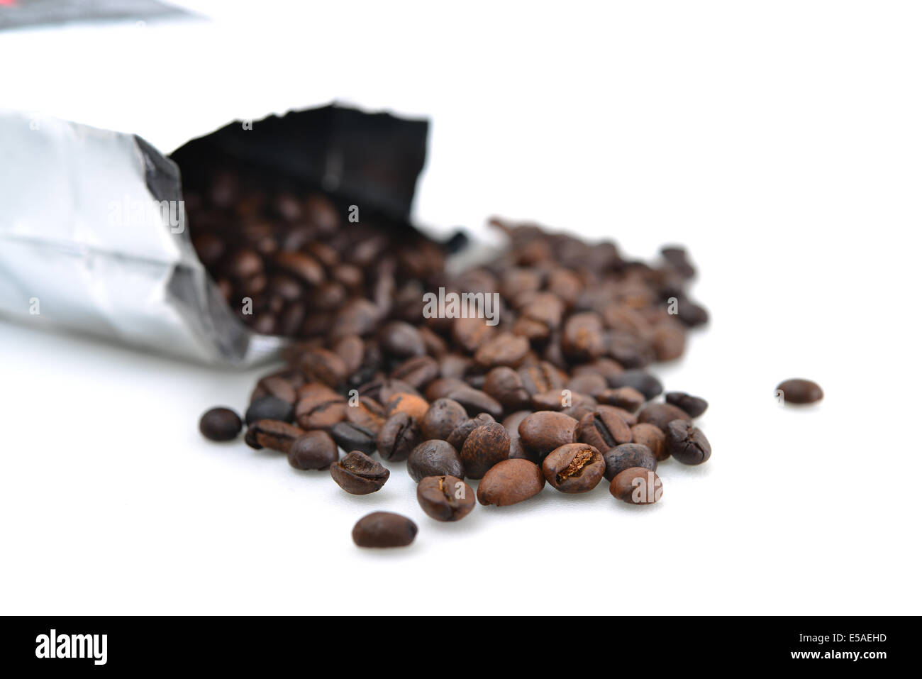 I chicchi di caffè dal sacchetto di umidità Foto Stock