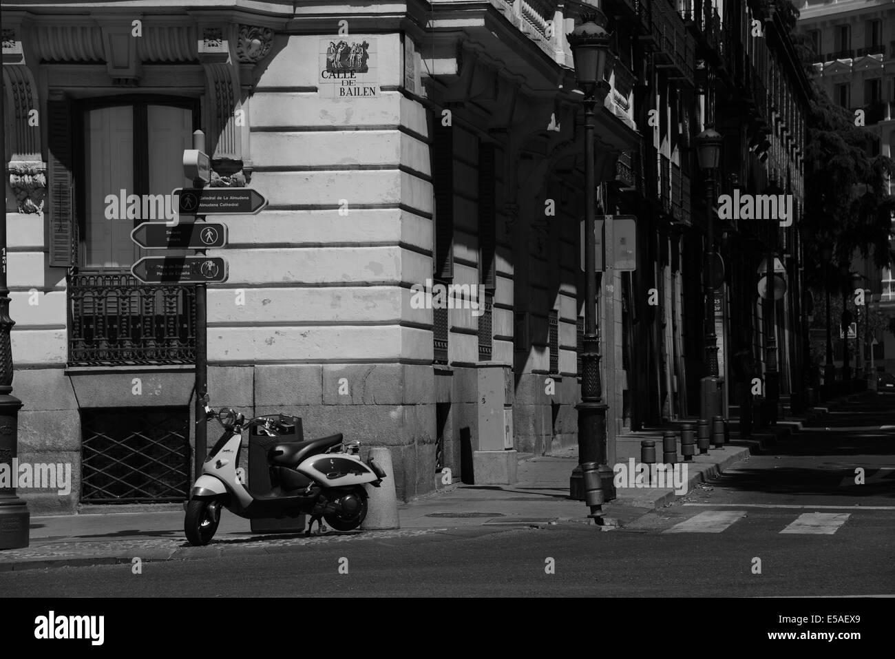 Un angolo di strada di Madrid nel bel mezzo dell'estate. Foto Stock