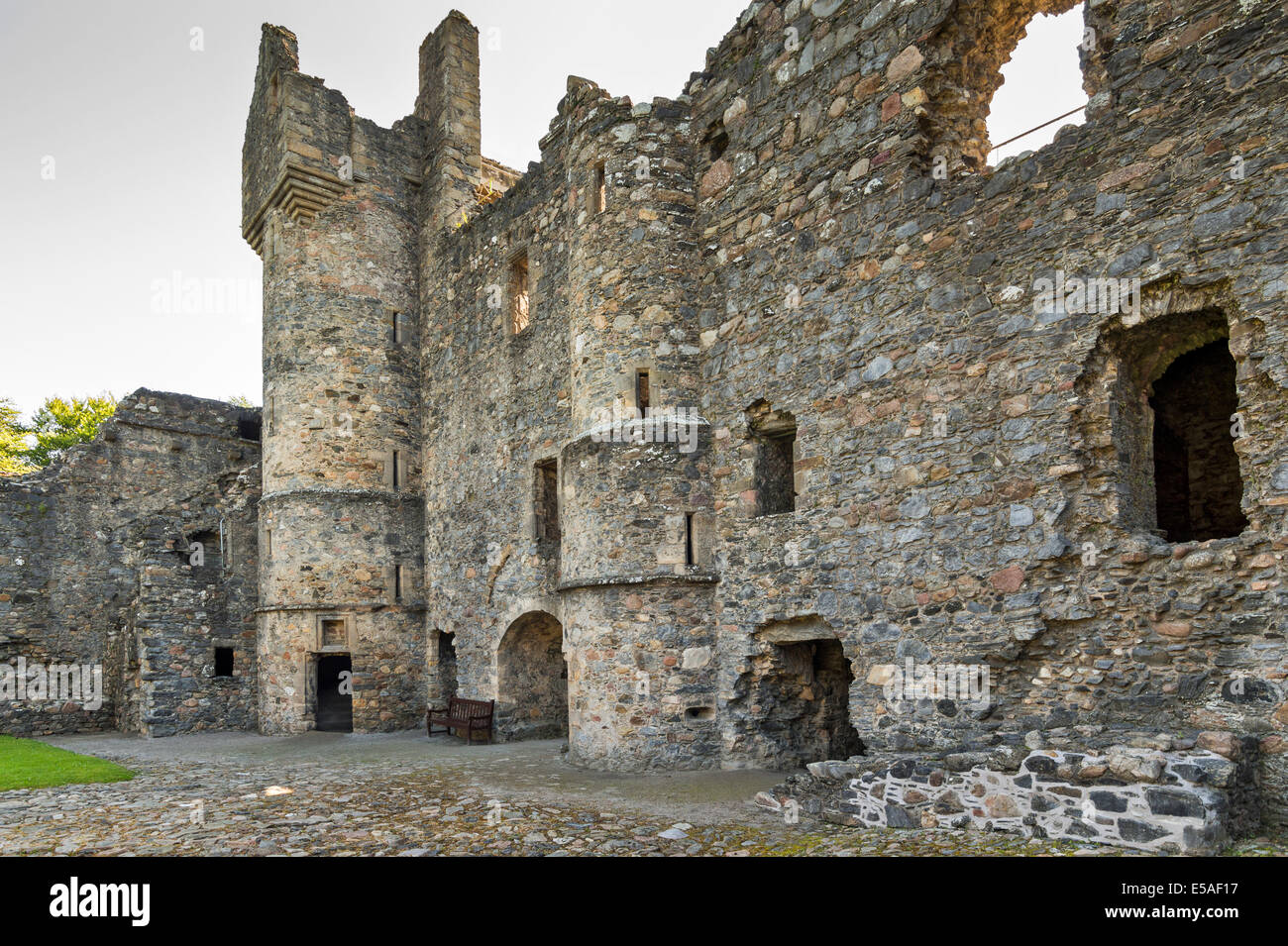 BALVENIE CASTLE vicino a Dufftown Scozia interno massicce mura e la torre Foto Stock