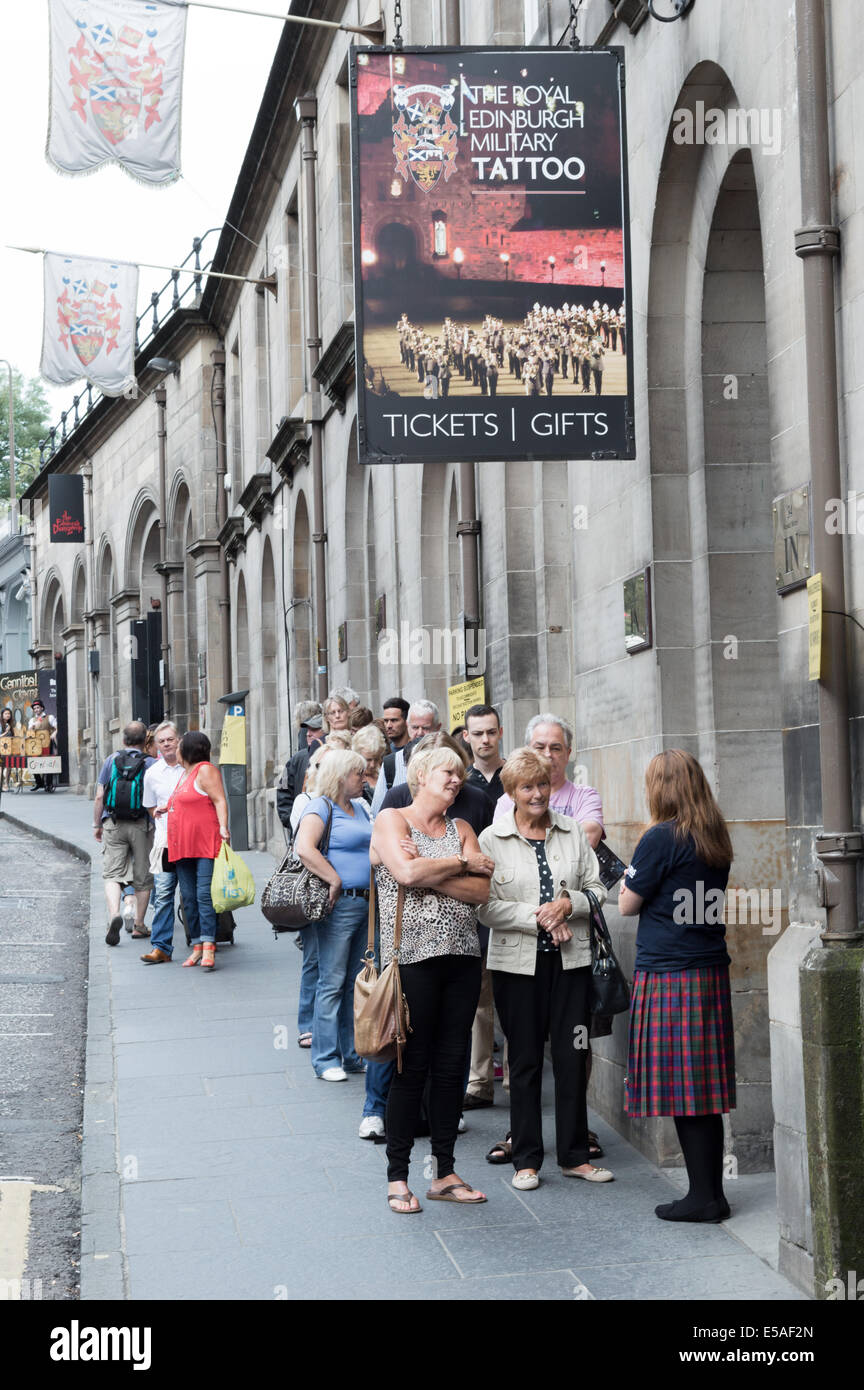 I turisti in coda per i biglietti per il Royal Edinburgh Tattoo militare Foto Stock