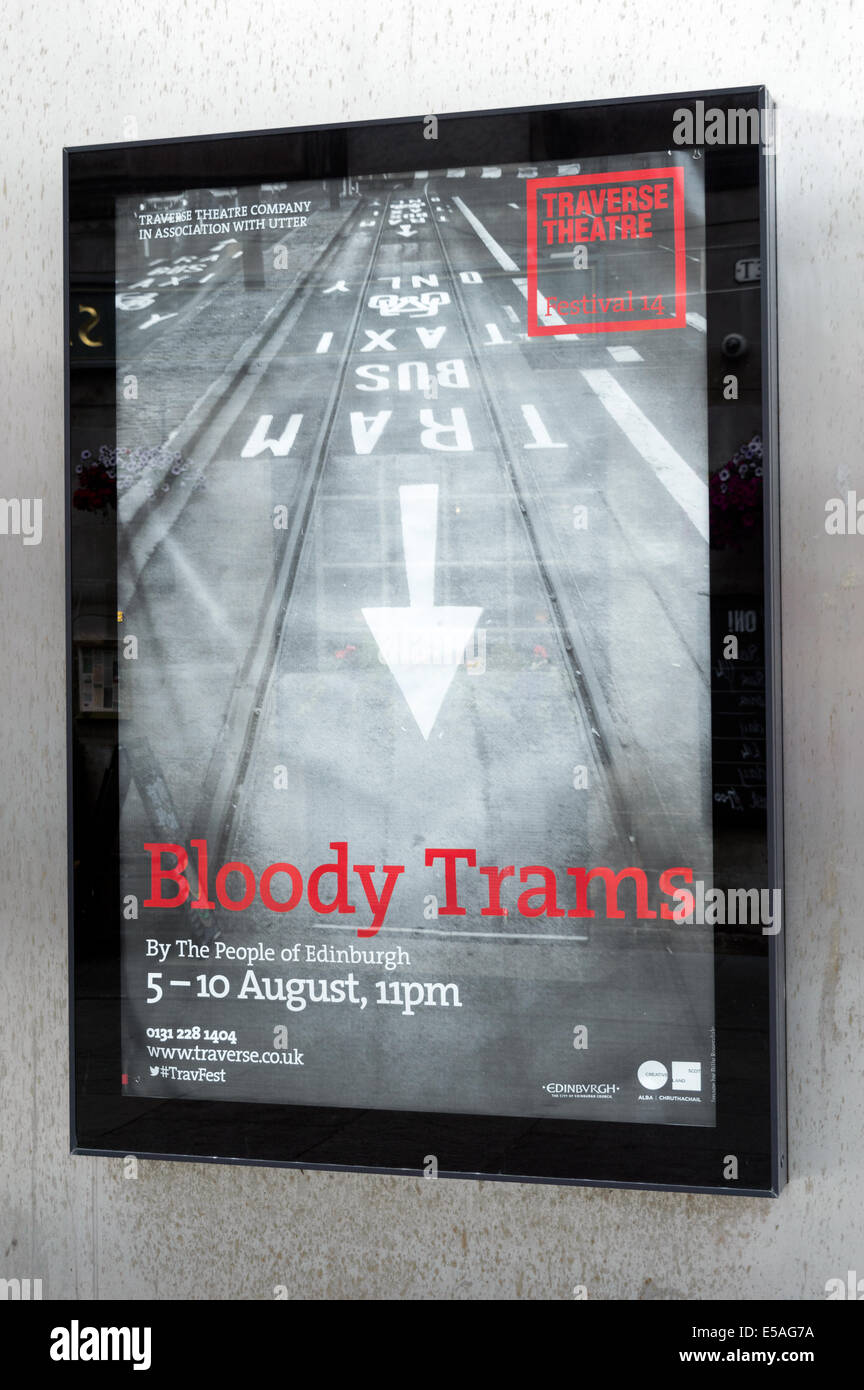 Affissioni poster su Lothian Road pubblicità la sanguinosa tram produzione teatrale al Traverse Theatre Edinburgh Foto Stock