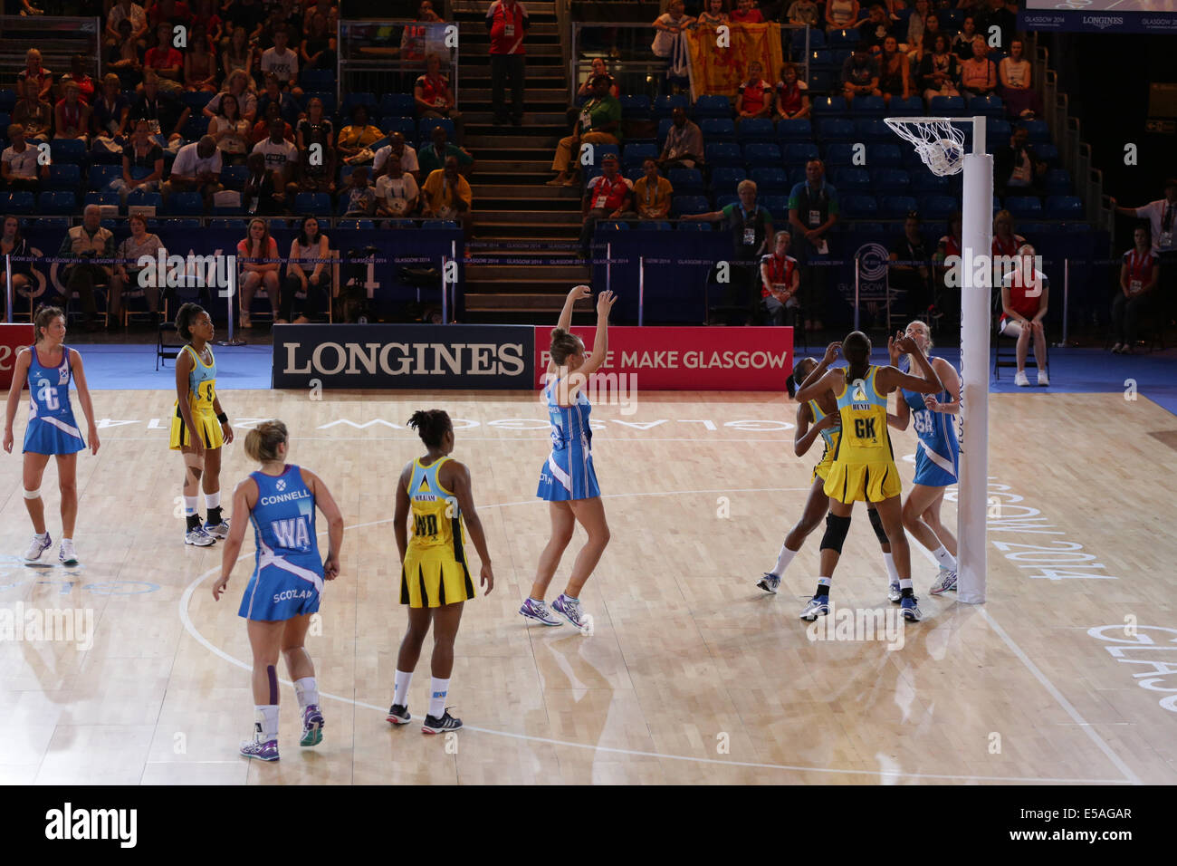 SECC, Glasgow, Scozia, Regno Unito, venerdì, 25 luglio 2014. Netball Preliminary Match tra Scozia e Santa Lucia ai Glasgow 2014 Commonwealth Games. Il GS scozzese Lynsey Gallagher spara per gol Foto Stock