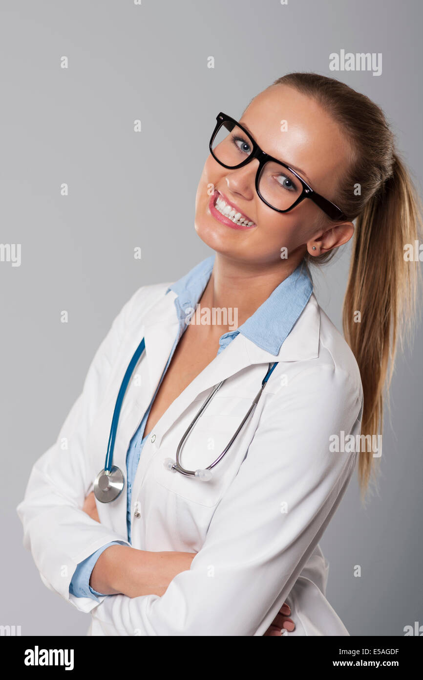 Carino femmina giovane studente di medicina sorridente, Debica, Polonia Foto Stock