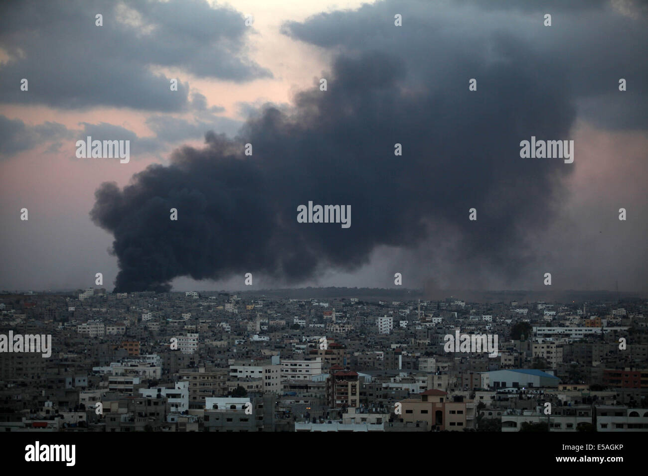 La striscia di Gaza e la striscia di Gaza, Territori palestinesi. Xxv Luglio, 2014. Il fumo proveniente da un Israeliano sciopero sorge sopra la striscia di Gaza, Venerdì, 25 luglio 2014. Aeroplani militari israeliane case ha colpito in tutta la striscia di Gaza come gli sforzi internazionali continuano a negoziare un cessate il fuoco nel giorno 18-vecchia guerra. Credito: Majdi Fathi/NurPhoto/ZUMA filo/Alamy Live News Foto Stock