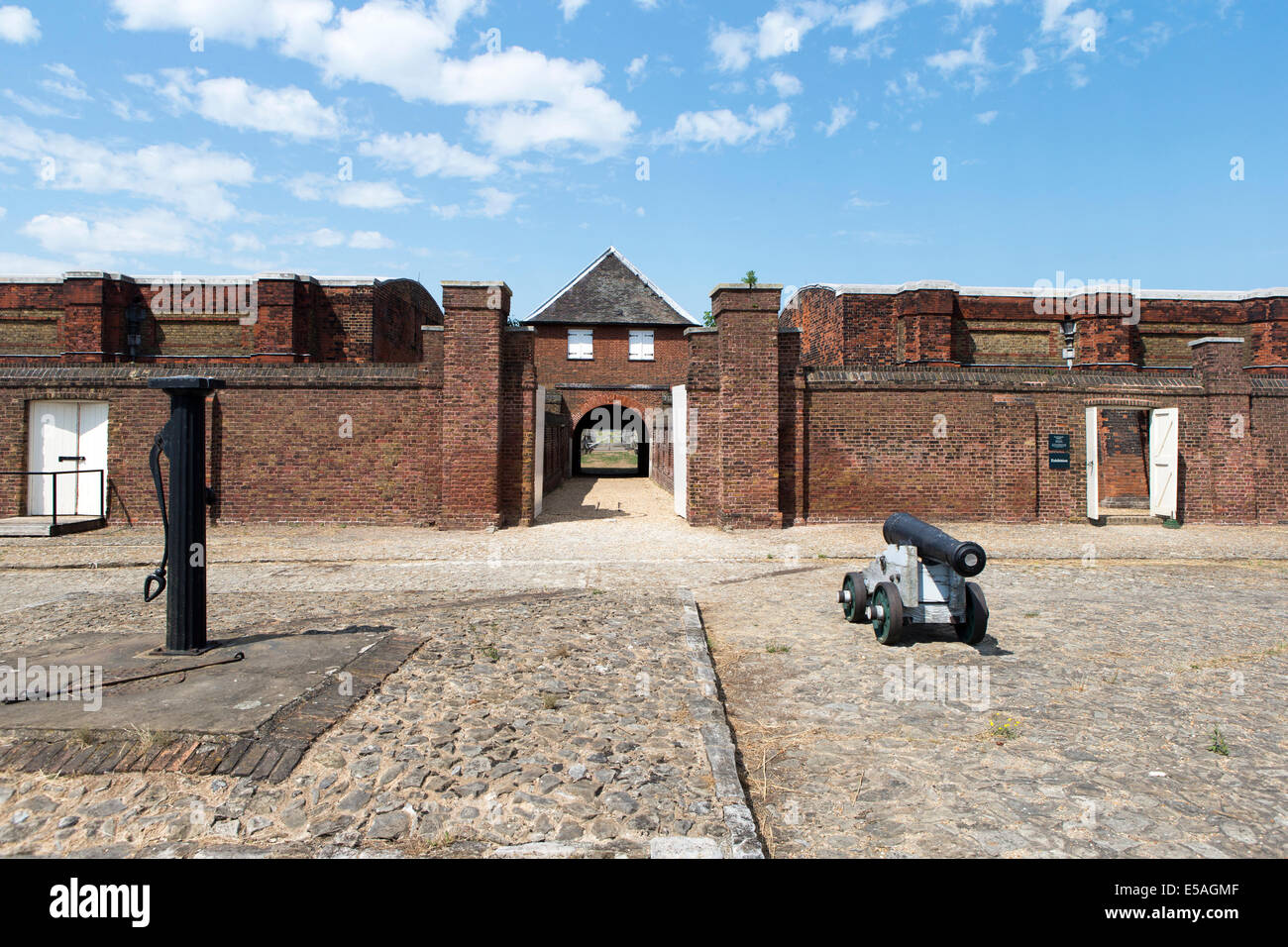 Cannon & pompa acqua sulla parata a terra di fronte al Landport gate a Tilbury Fort, Essex, Inghilterra, Regno Unito. Foto Stock