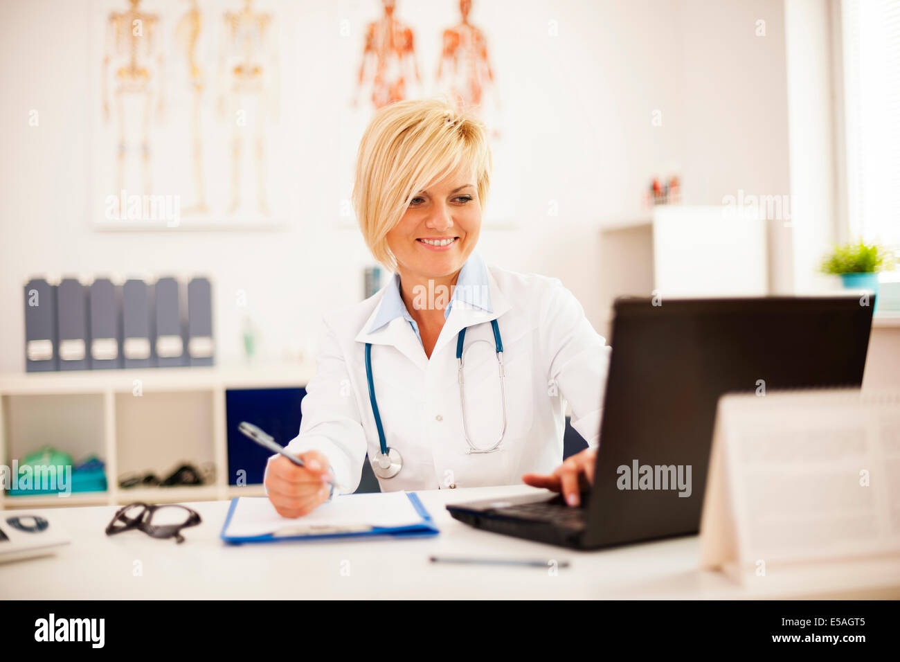 Controllare risultati medici su laptop, Debica, Polonia. Foto Stock