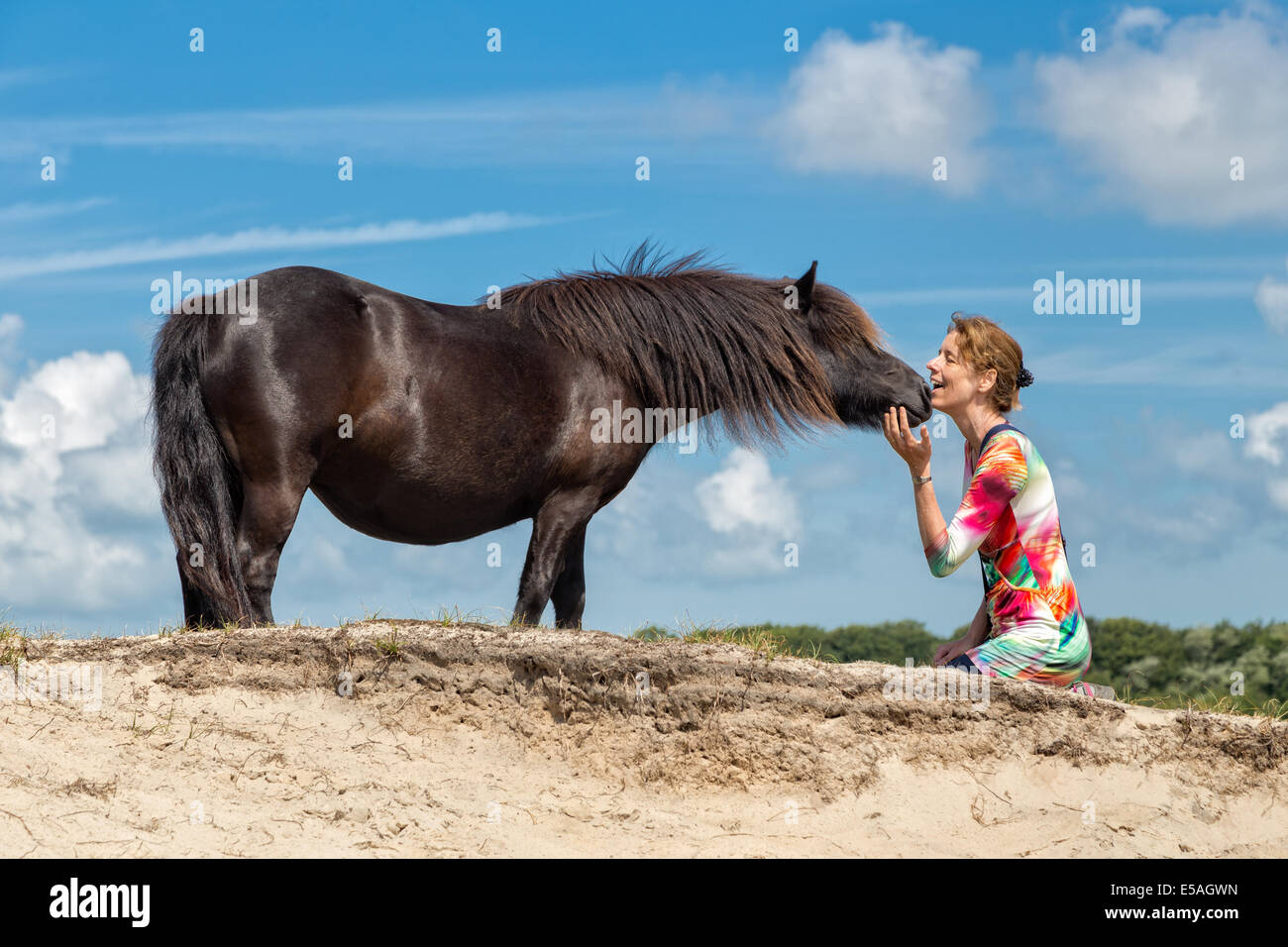 Donna di contatto e pony nero Foto Stock