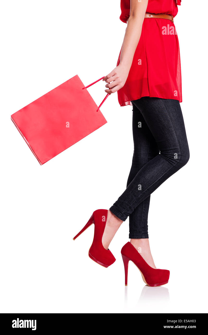 Sezione bassa di una donna con il suo red shopping bag, Debica, Polonia. Foto Stock