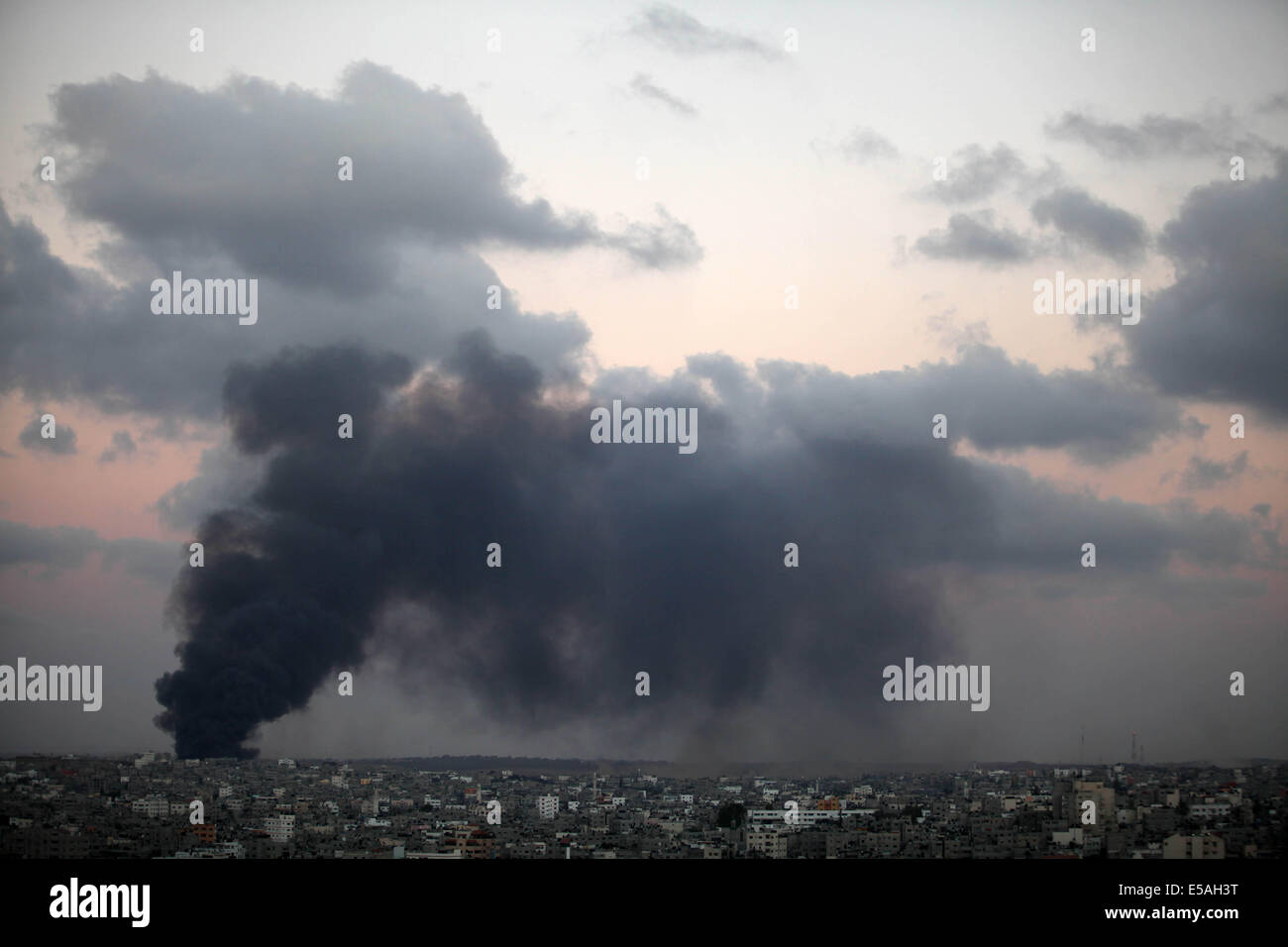 La striscia di Gaza e la striscia di Gaza, Territori palestinesi. Xxv Luglio, 2014. Il fumo proveniente da un Israeliano sciopero sorge sopra la striscia di Gaza, Venerdì, 25 luglio 2014. Aeroplani militari israeliane case ha colpito in tutta la striscia di Gaza come gli sforzi internazionali continuano a negoziare un cessate il fuoco nel giorno 18-vecchia guerra. Credito: Majdi Fathi/NurPhoto/ZUMA filo/Alamy Live News Foto Stock