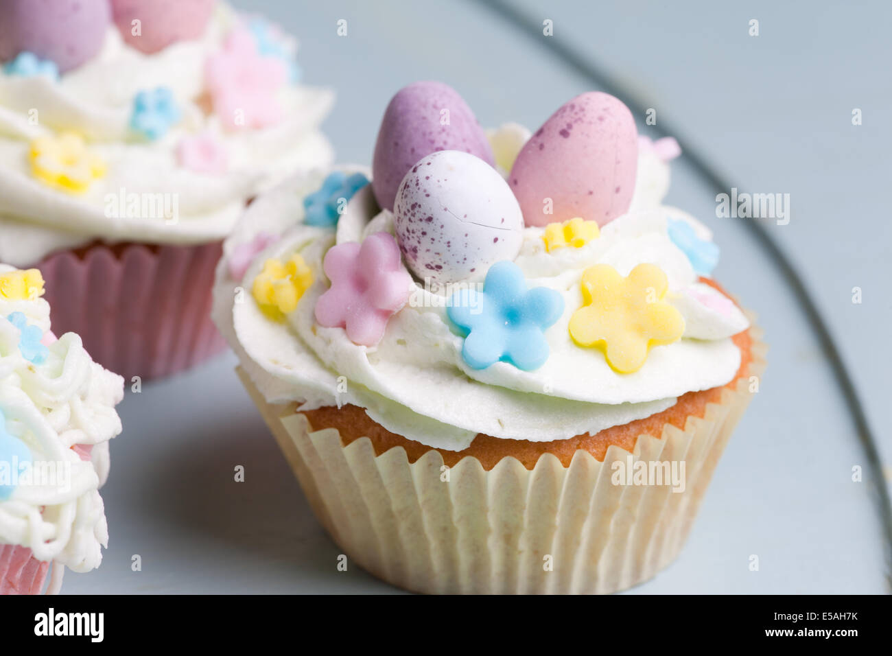 Splendidamente decorate Pasqua tortini di fantasia Foto Stock