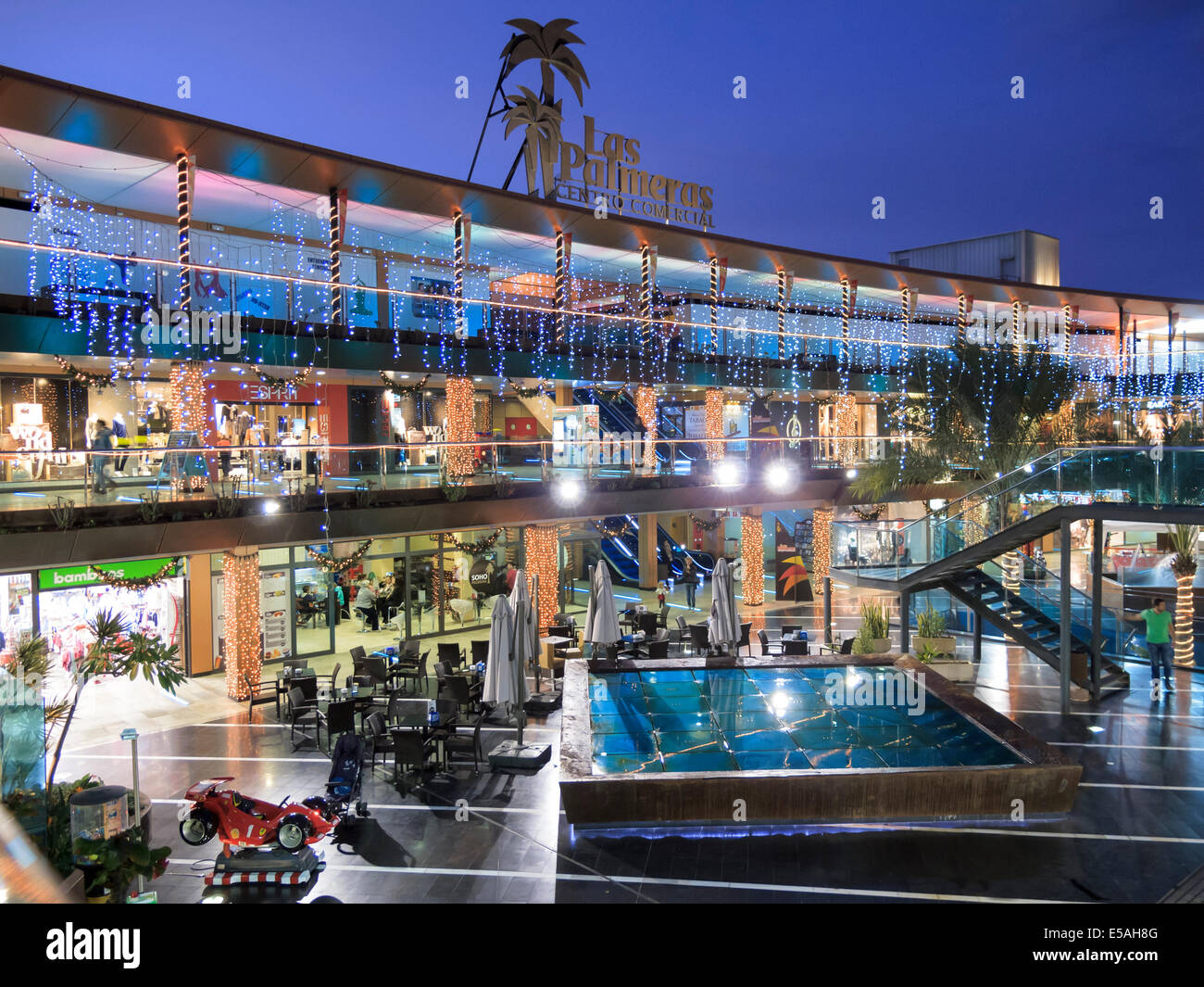 Las Palmeras Shopping Center Corralejo La Oliva Fuerteventura Isole Canarie Spagna al crepuscolo Foto Stock