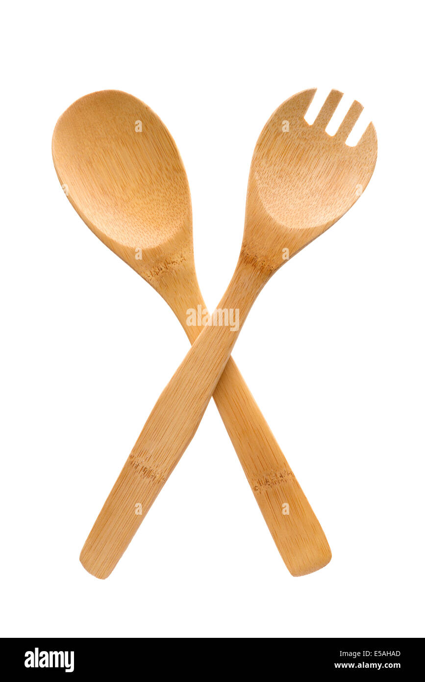 Lavori casalinghi: di legno cucchiaio e forchetta, attraversate come cartello stradale, isolato su sfondo bianco Foto Stock