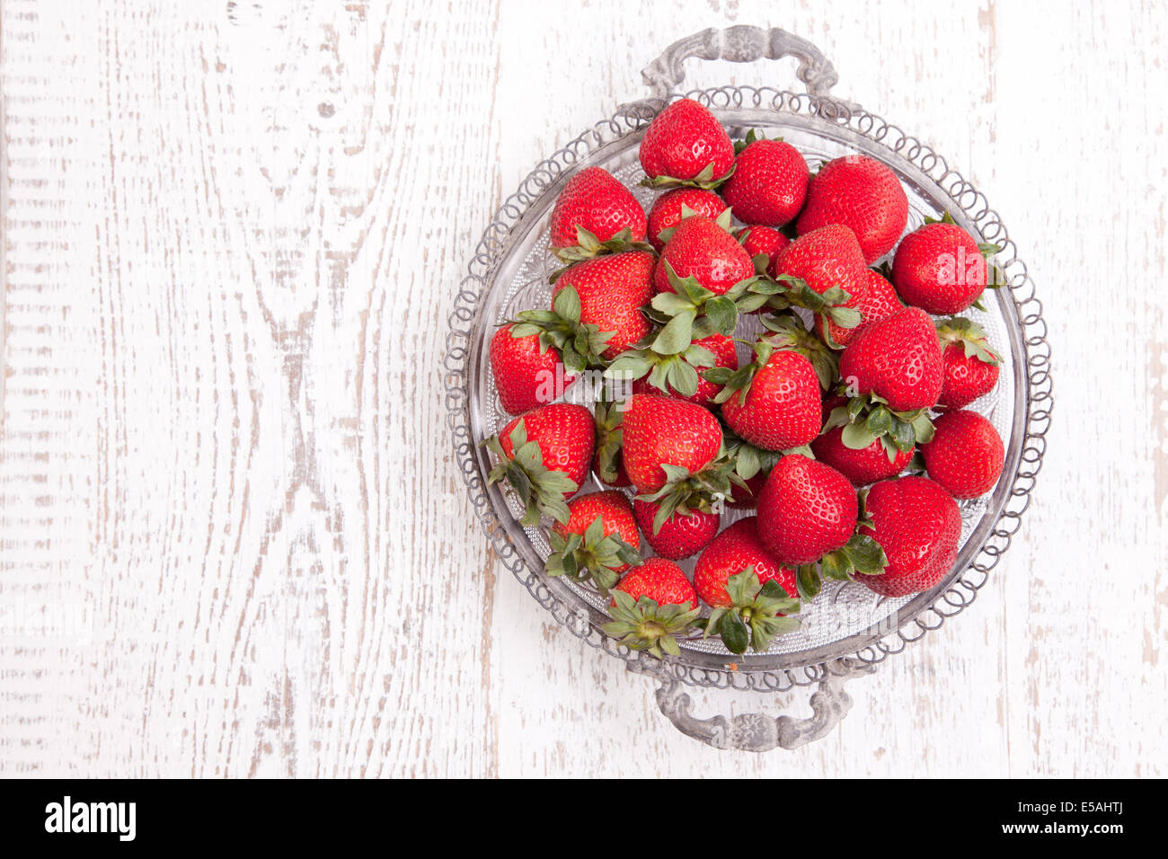 Fragole su bianco legno invecchiato Foto Stock