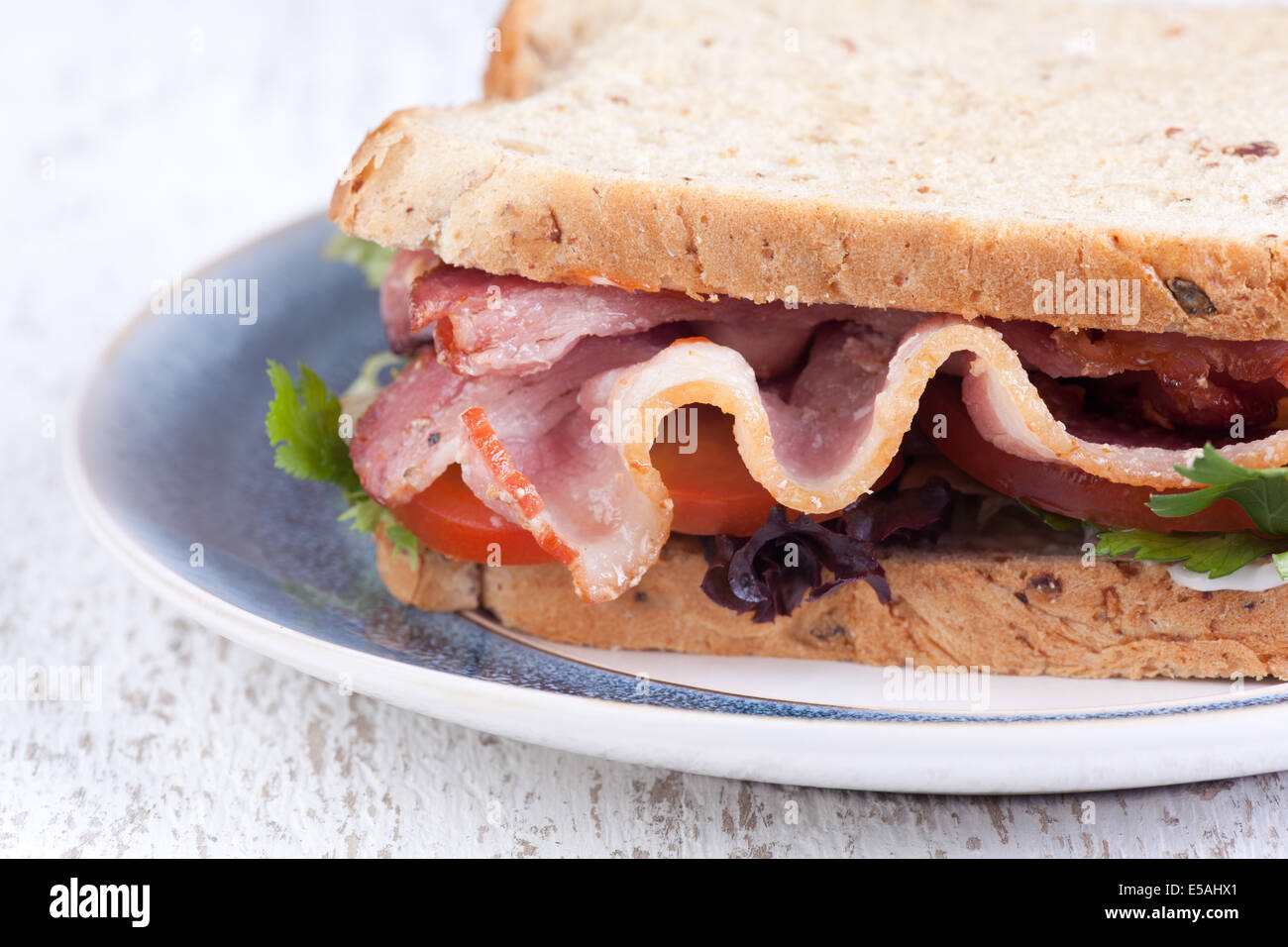 Close up bacon sandwich sulla piastra Foto Stock