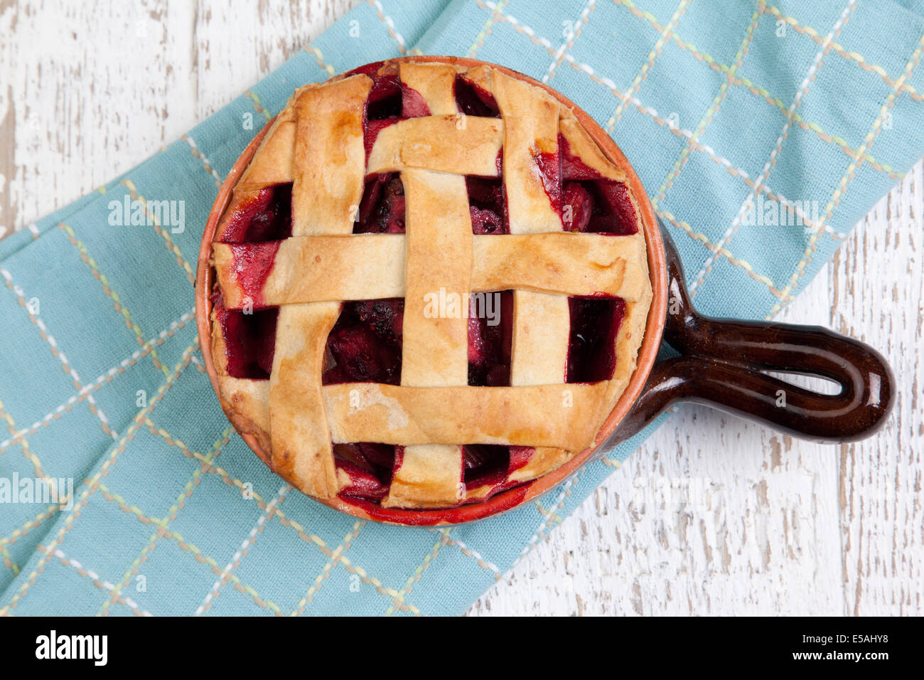 Crostata di frutta sostenuta in pentola di creta Foto Stock