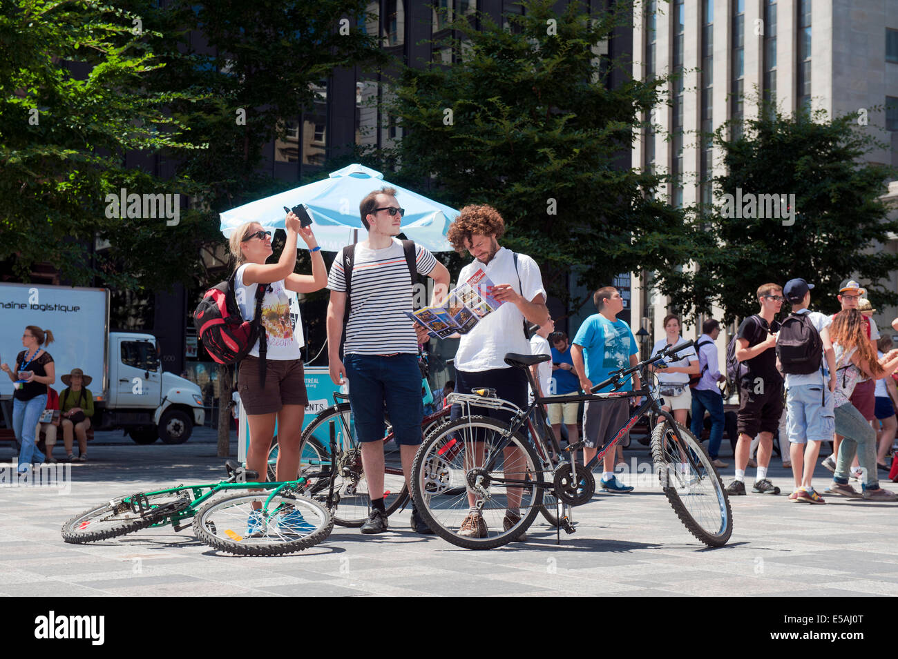 I giovani visitatori su Place d'Armes, la Vecchia Montreal, provincia del Québec in Canada. Foto Stock