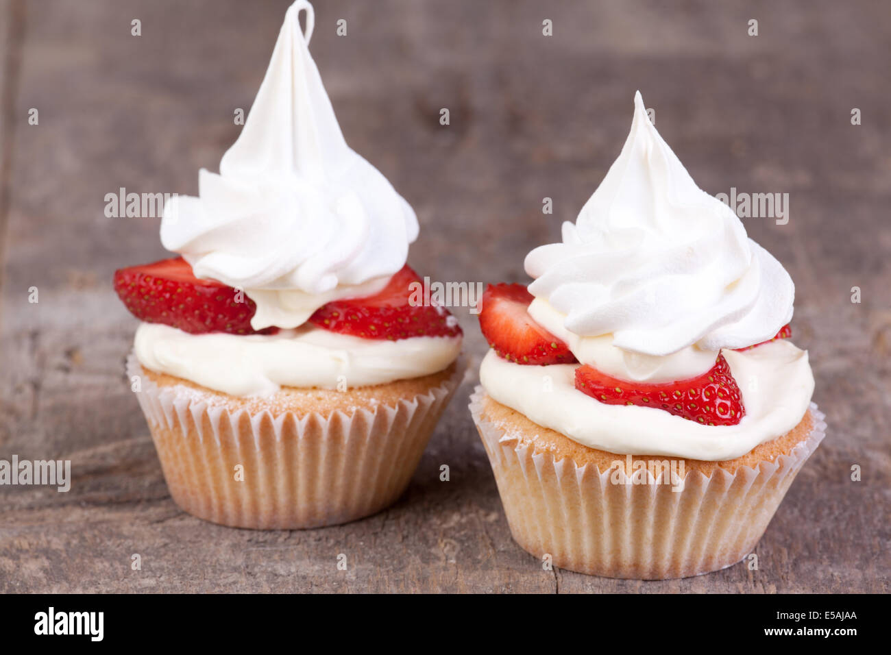 Due pavlova tortine sul tavolo di legno Foto Stock