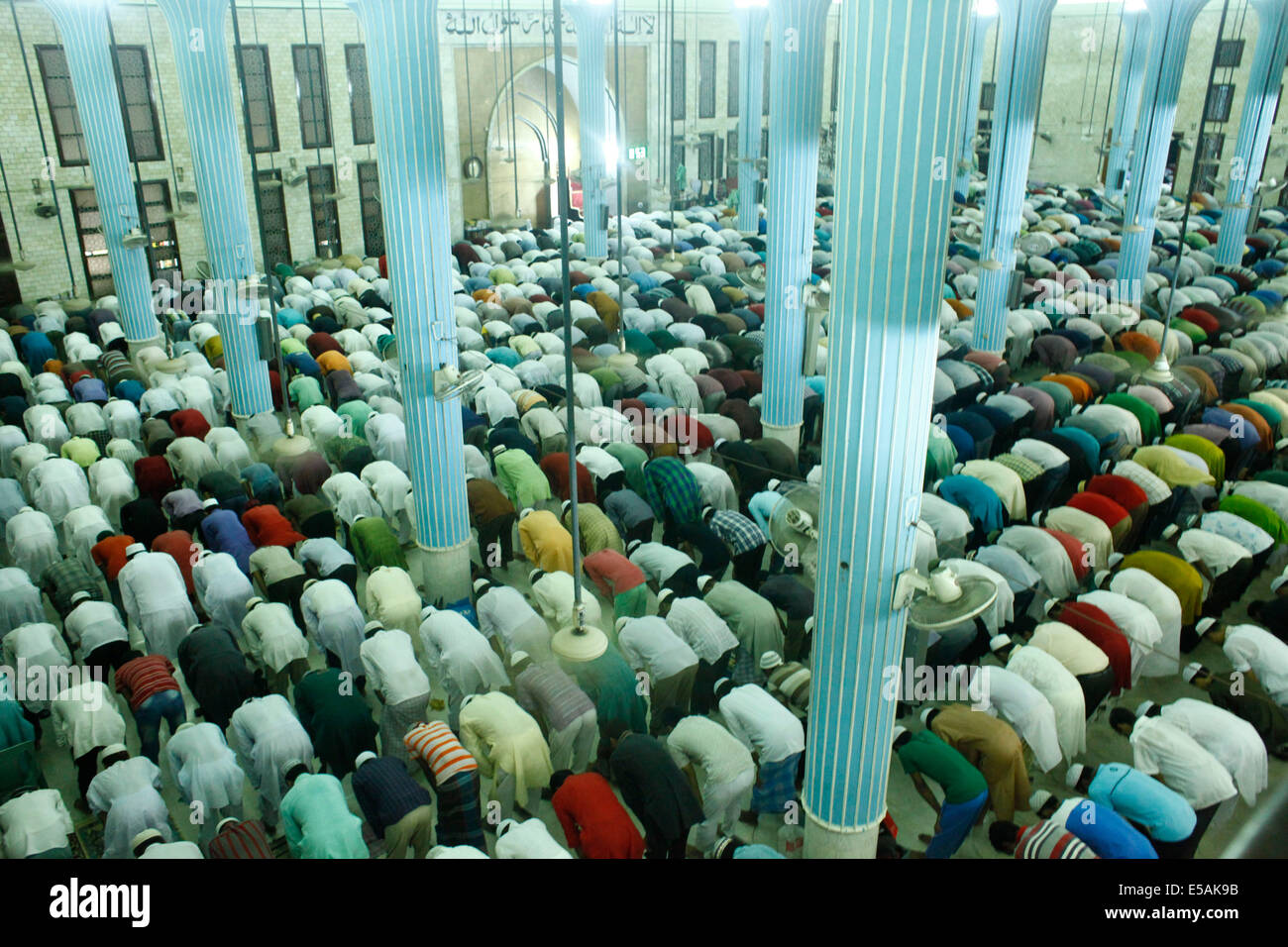 Dacca in Bangladesh. Xxv Luglio, 2014. Mussulmani devoti offrire preghiere speciali in occasione del Lailatul Qadr, anniversario della notte i musulmani credono i primi versetti del Santo Corano sono stati rivelati al profeta Muhammad(Peach sia su di lui) a Baitul Moschea Mokarram, Dhaka Credito: zakir hossain chowdhury zakir/Alamy Live News Foto Stock