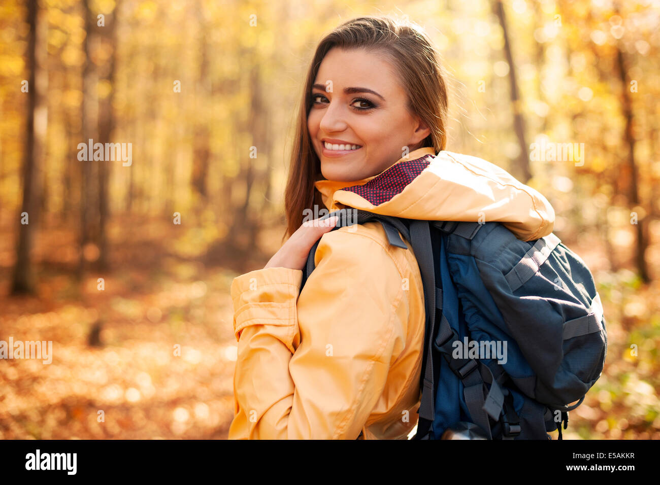 Ritratto di bella e sorridente escursionista femmina, Debica, Polonia Foto Stock
