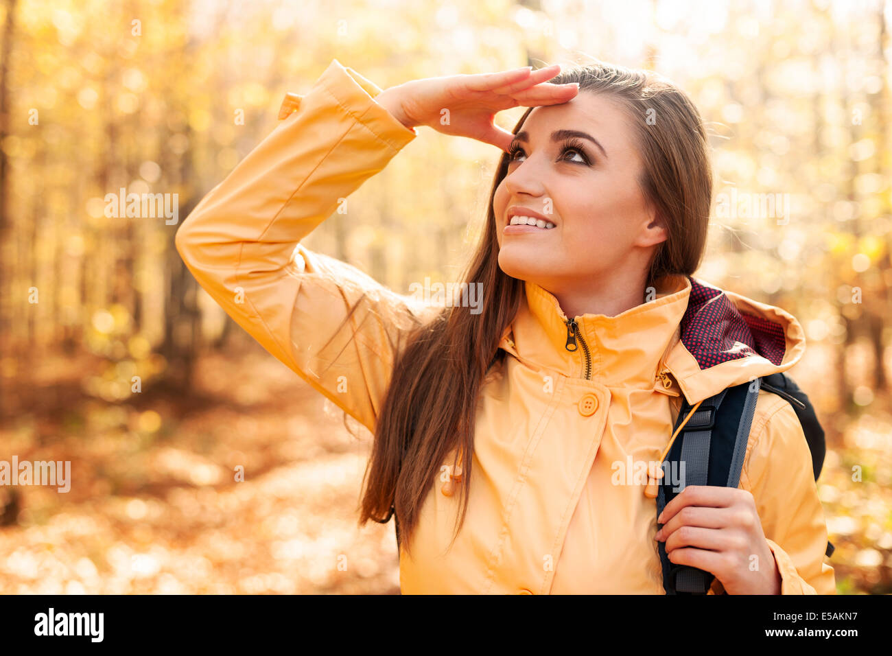 Giovane donna sorridente escursionista guardando lontano, Debica, Polonia Foto Stock