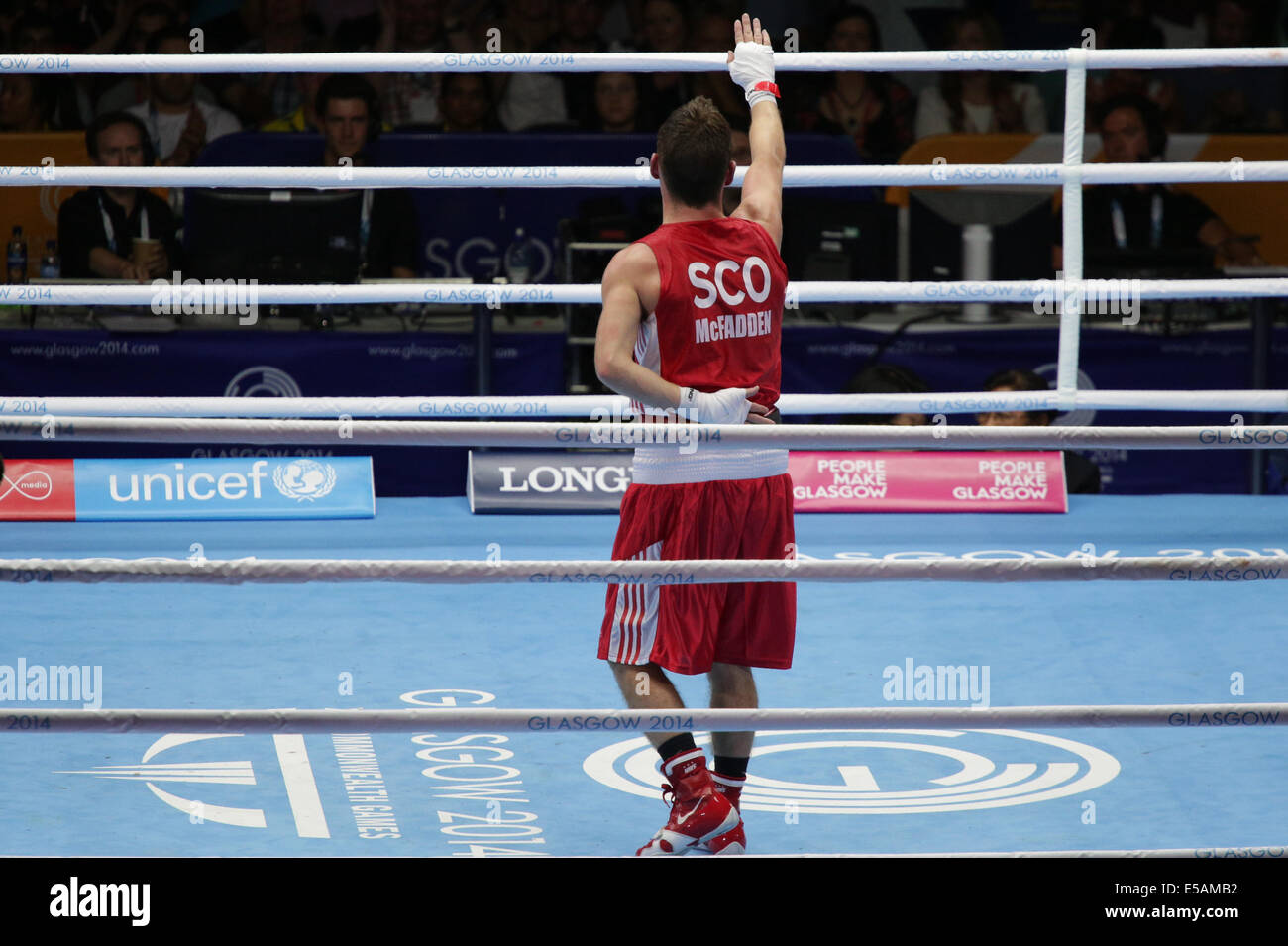 SECC, Glasgow, Scozia, Regno Unito, venerdì, 25 luglio 2014. Peso volato 52 kg preliminare Boxing Match. ReeCE McFadden della Scozia ondeggia alla folla dopo aver vinto il suo bout ai Glasgow 2014 Commonwealth Games Foto Stock