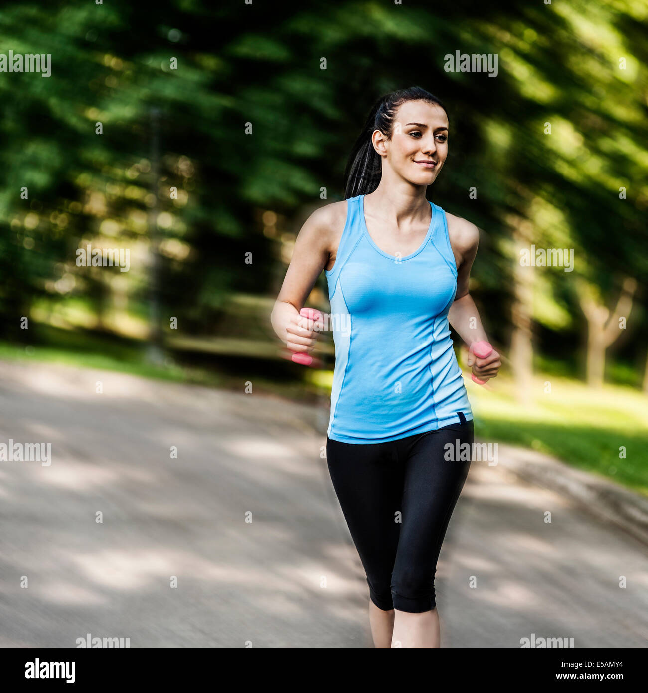 Donna attiva il jogging con manubri Debica, Polonia Foto Stock