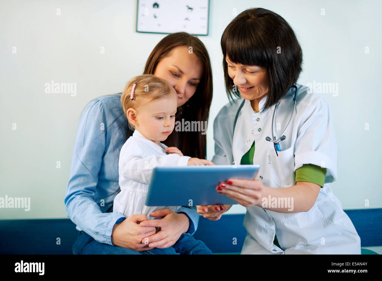 Medico mostra madre di risultati medici sulla tavoletta, Debica, Polonia Foto Stock