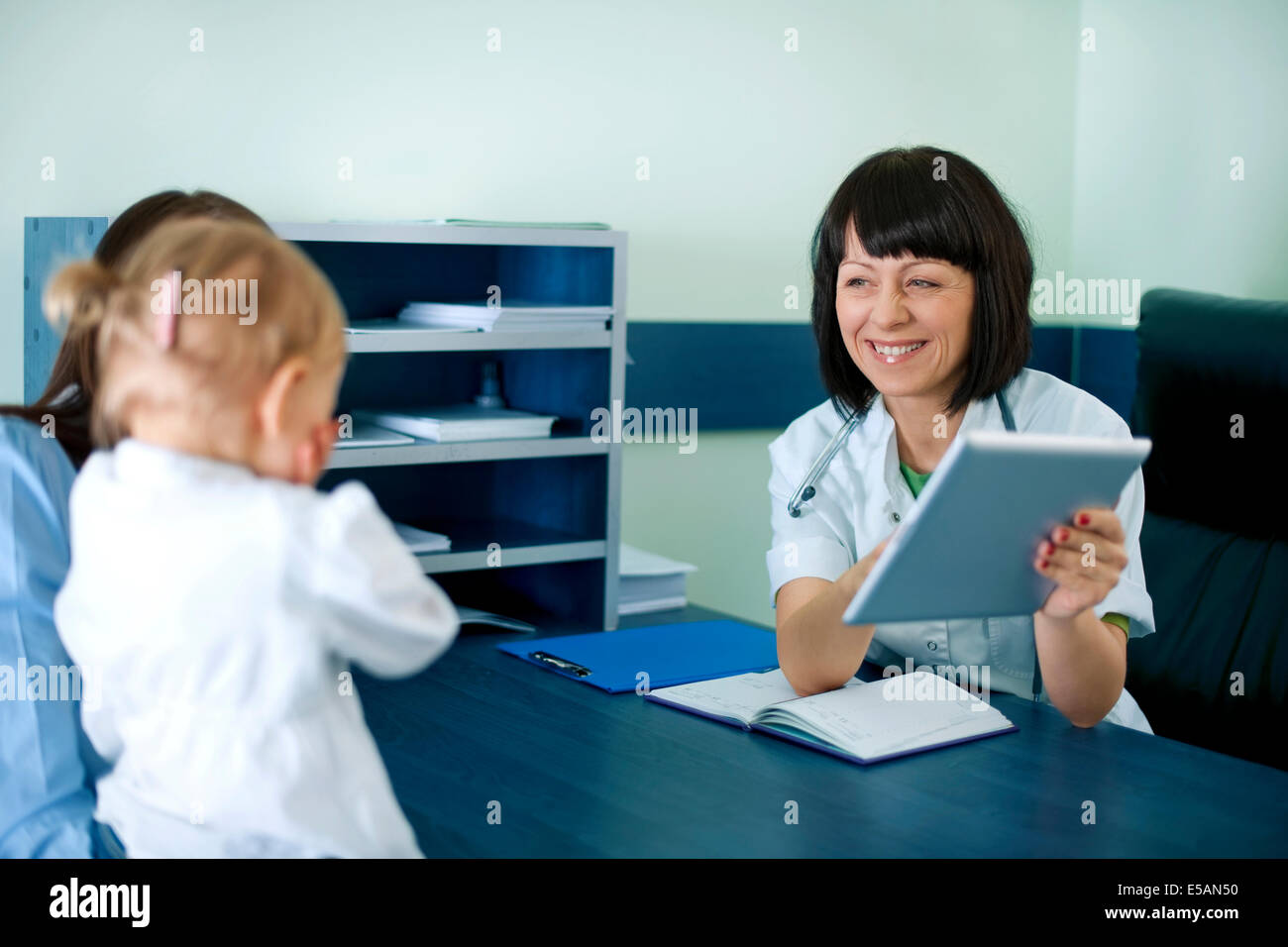 Medico mostra madre di risultati medici sulla tavoletta, Debica, Polonia Foto Stock