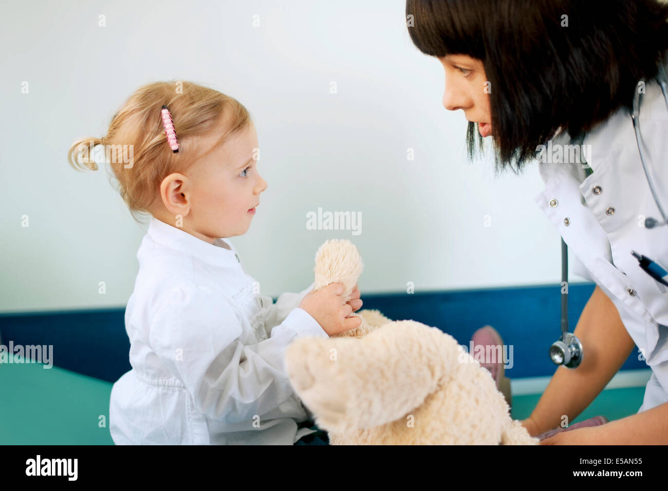 Medico con una bambina, Debica, Polonia Foto Stock