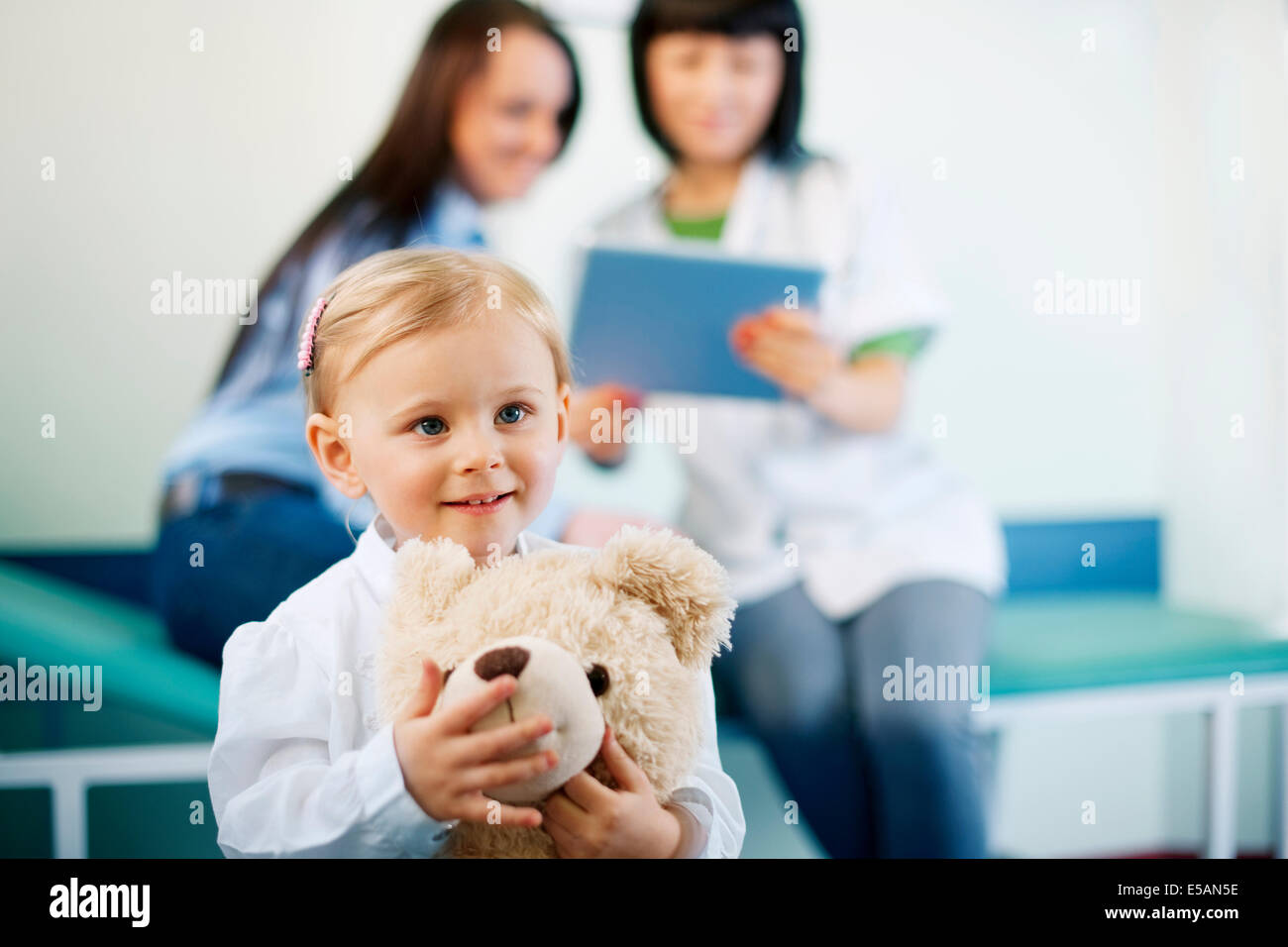 Bambina a medici ufficio, Debica, Polonia Foto Stock