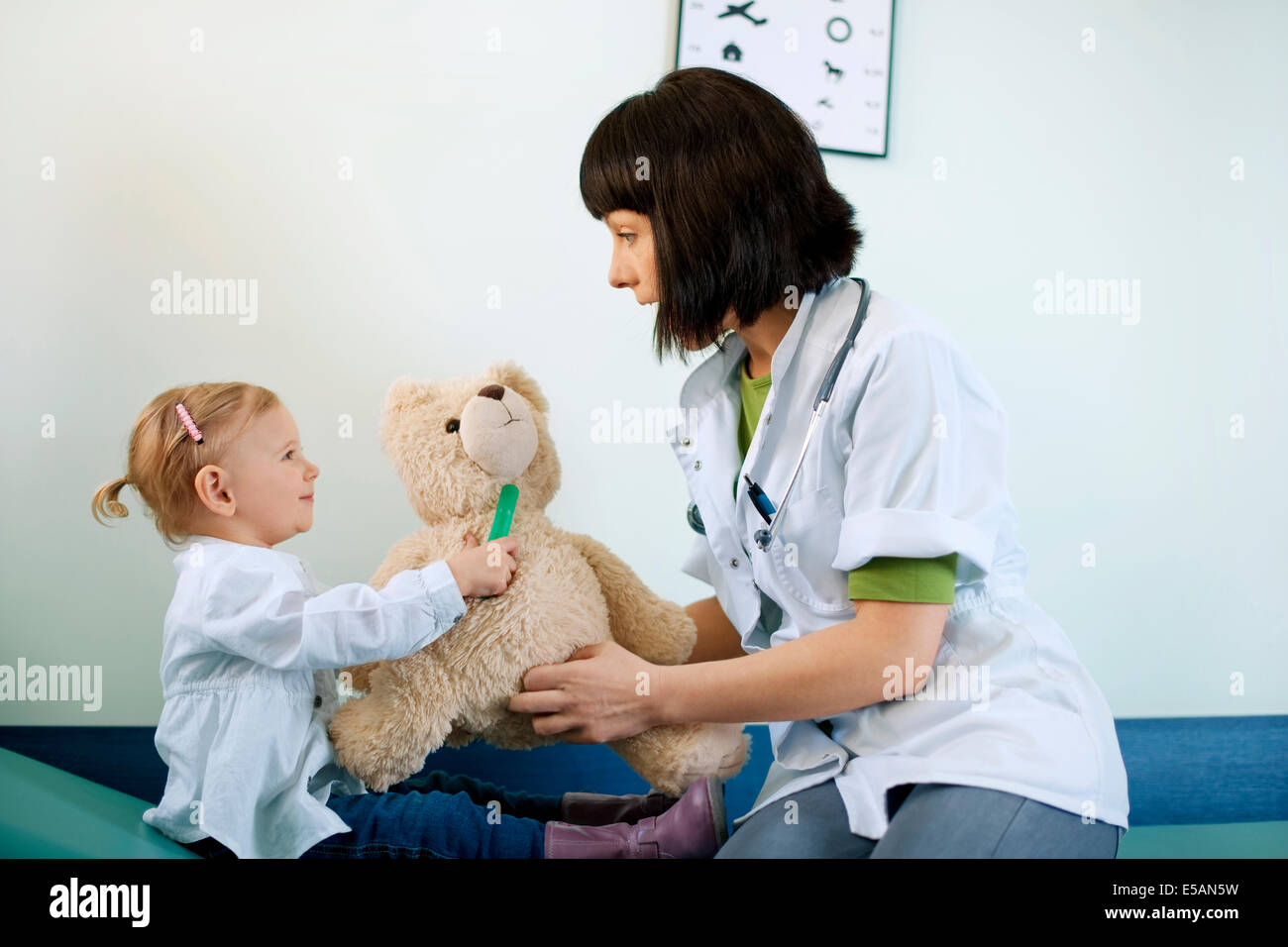 Pediatra giocando con il bambino a medici ufficio, Debica, Polonia Foto Stock